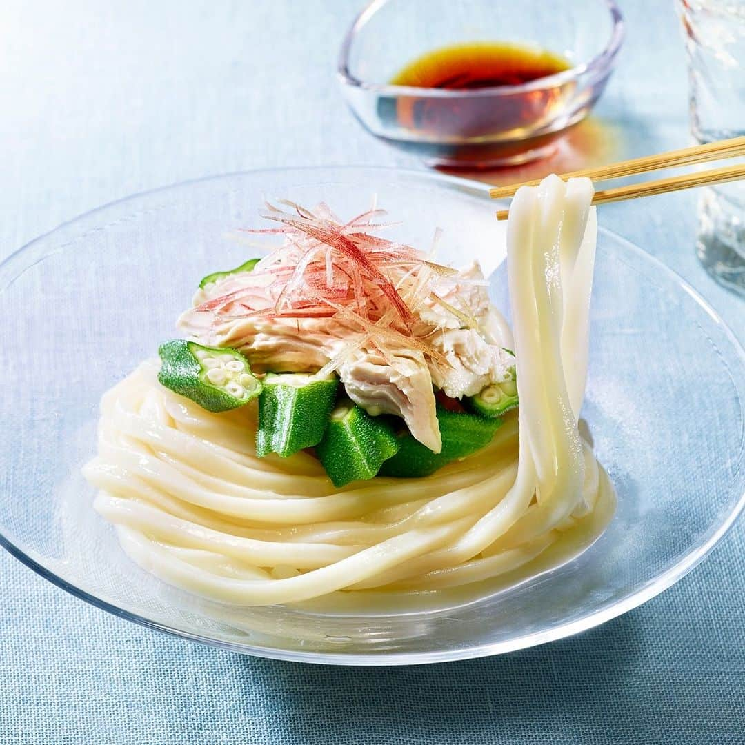 テーブルマークのインスタグラム：「. 夏うどん🎐 【サラダチキンとオクラの冷やしうどん】 . さっぱり食べたいときにおすすめのサラダうどん🥗 うどんはレンジでチンして、 サラダチキンを使えば調理も簡単😆⭐ . ▼材料（１人分） ❁冷凍「さぬきうどん」：1玉 ❁サラダチキン（さく）：1/3枚 ❁オクラ：3～4本 ❁みょうが（せん切り）：1/2個 ❁オリーブ油：少々  【A】 ❁めんつゆ（３倍濃縮）：大さじ1 ❁レモン汁：小さじ1 . ▼下準備 ・冷凍「さぬきうどん」をレンジで加熱し、 　冷水でしめて水気をきっておく ・【A】を混ぜ合わせておく . ▼作り方 ①オクラに軽く塩（分量外）を振り、 　ふんわりとラップをして 　レンジ（600W）で20～30秒加熱して水に取り、 　水気を切ってから斜めに4等分する . ②器にうどんを盛り付け、 　オクラ、サラダチキン、みょうがの順にのせる . ③【A】とオリーブ油を回しかけて召し上がれ　 . #うどん #udon #冷凍うどん #さぬきうどん #うどん部 #うどん好き #レシピ #おうちごはん #簡単レシピ #うどんレシピ #アレンジレシピ #今日のごはん #ランチ #ランチメニュー #夕食 #晩御飯 #晩ご飯 #晩ごはん #TableMark #テーブルマーク #サラダ #salad #サラダうどん #サラダチキン #サラダチキンレシピ #夏うどん #夏 #夏レシピ #夏メニュー」