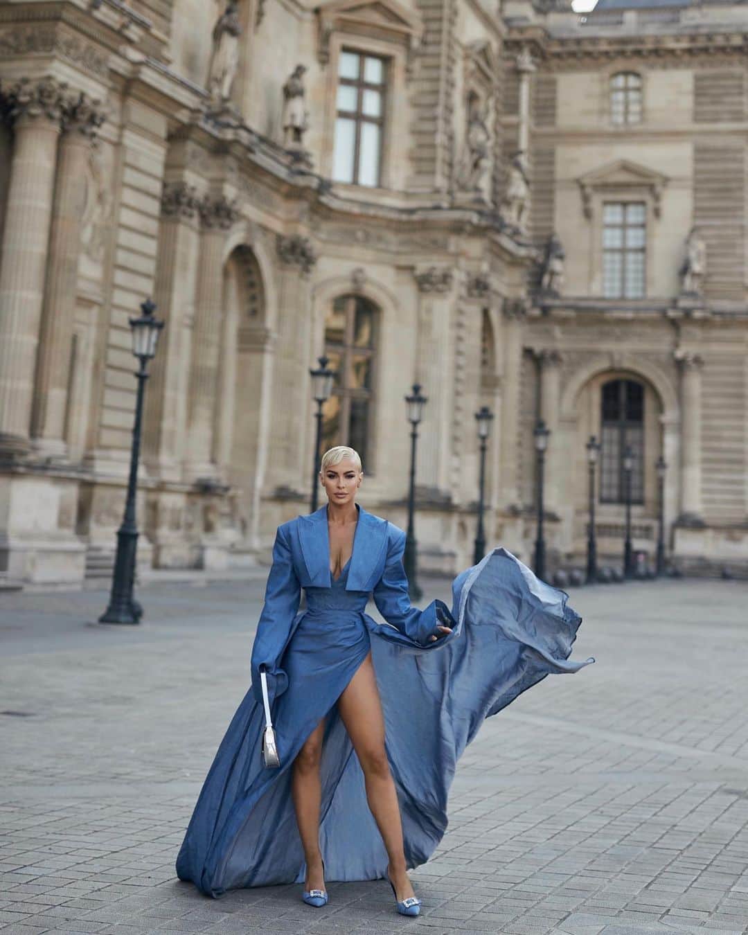 エリー・ゴンサルヴェスさんのインスタグラム写真 - (エリー・ゴンサルヴェスInstagram)「From “paint” to Paris 😂 when I was here in Paris with @LorealPro and apart of such an incredible trip, I thought of when I would photoshop huge international brands logos (like L’Oreal) over my photos in Microsoft paint as a kid during class.   My work has taken me all over the world and it really reminded me that even if most people don’t believe in you in the beginning - you can choose to not believe in those opinions and pursue those dreams yourself.   Being a part of the L'Oreal Pro family these last 5 years has been such an amazing journey. Their commitment to innovation, diversity and empowerment truly resonates with me. I'm inspired by their vision, and it motivates me to continue to redefine beauty standards.  As I stood here in Paris.. I was reminded that dreams are not bound by circumstances or origins. So, to anyone who feels unseen or doubted, remember that your potential knows no bounds. You have the power to write your own narrative and pave your path to wherever you want to be 🤍 photo @ashleighlarden / gown @khirzadfemme / styled @styledbybloom_」6月22日 17時02分 - ellie_gonsalves