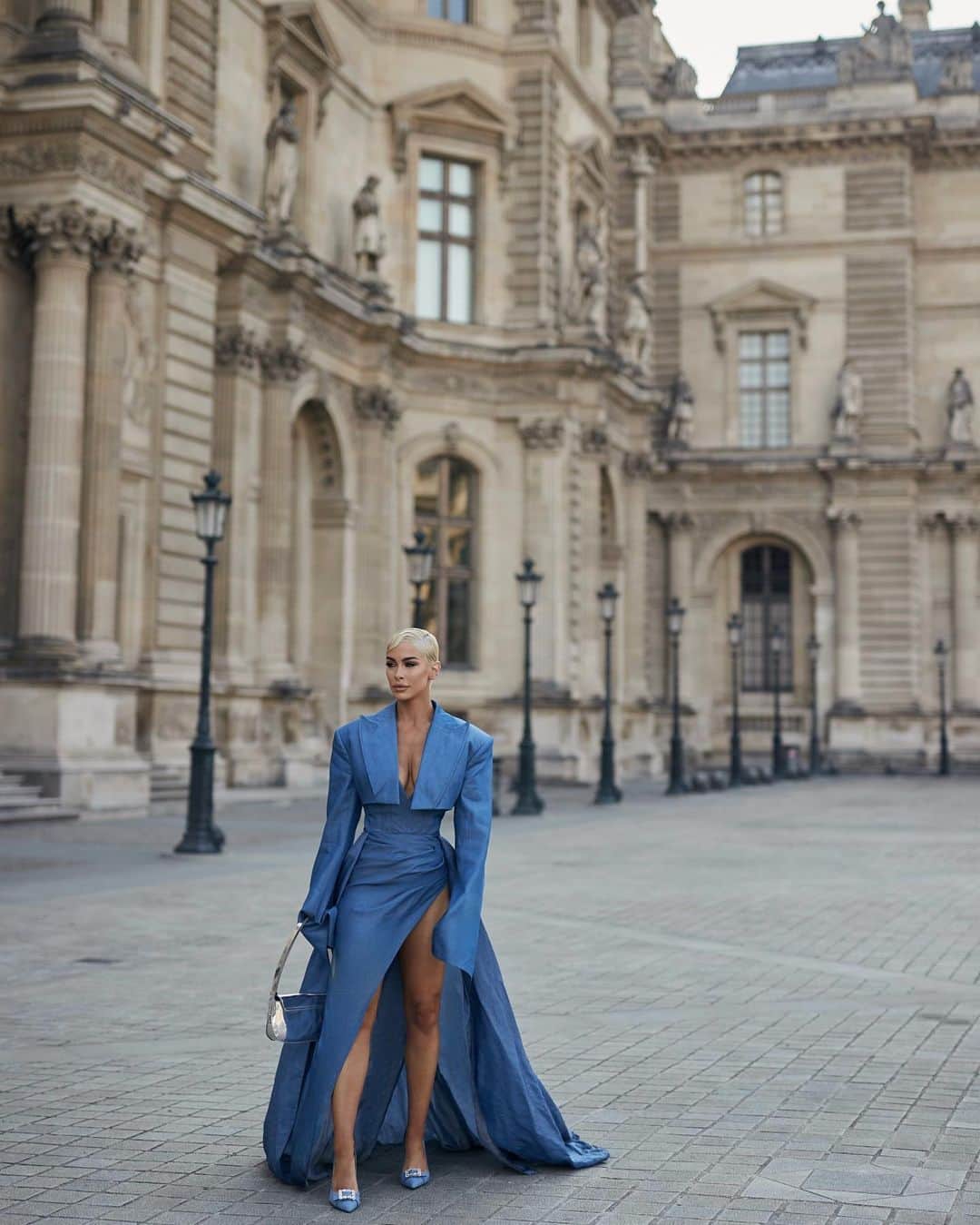 エリー・ゴンサルヴェスさんのインスタグラム写真 - (エリー・ゴンサルヴェスInstagram)「From “paint” to Paris 😂 when I was here in Paris with @LorealPro and apart of such an incredible trip, I thought of when I would photoshop huge international brands logos (like L’Oreal) over my photos in Microsoft paint as a kid during class.   My work has taken me all over the world and it really reminded me that even if most people don’t believe in you in the beginning - you can choose to not believe in those opinions and pursue those dreams yourself.   Being a part of the L'Oreal Pro family these last 5 years has been such an amazing journey. Their commitment to innovation, diversity and empowerment truly resonates with me. I'm inspired by their vision, and it motivates me to continue to redefine beauty standards.  As I stood here in Paris.. I was reminded that dreams are not bound by circumstances or origins. So, to anyone who feels unseen or doubted, remember that your potential knows no bounds. You have the power to write your own narrative and pave your path to wherever you want to be 🤍 photo @ashleighlarden / gown @khirzadfemme / styled @styledbybloom_」6月22日 17時02分 - ellie_gonsalves