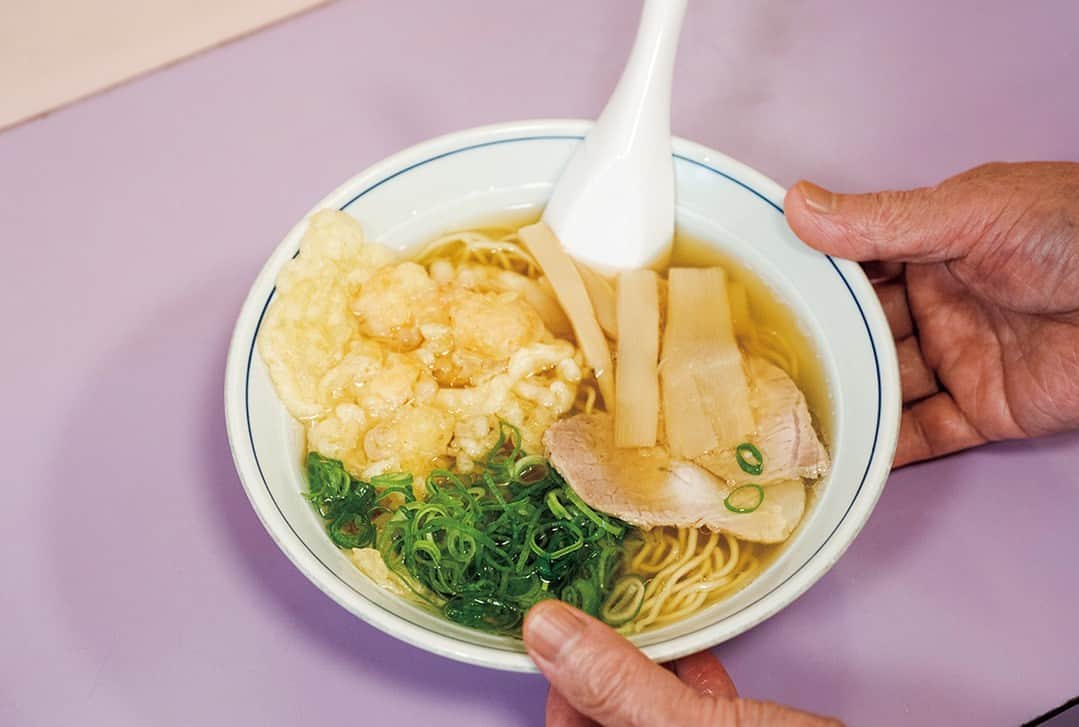 のインスタグラム：「ビストロ『ビズー』店主・岡本久美子さん（@bisou_onomichi）の案内で、古き良き面影が残る、広島・尾道へ。数多くある大衆的な店のなかでも、おすすめは加藤さん夫妻が営む『めん処 みやち』。小エビのかき揚げが入った「てんぷら中華」は、出汁の効いたスープが染みる、優しい味わい。岡本さんの夫、真人さんが料理の腕を振るう『ビズー』では、地場産の食材を使った料理を。最新号は「旅をしたくなる、美しい暮らしのある町」。 photo : @ito_tetsuya #andpremium #アンドプレミアム #旅をしたくなる美しい暮らしのある町 #toabeautifultown #traveljapan #japanesefood #travel #広島 #尾道 #広島グルメ #尾道グルメ #めん処みやち」