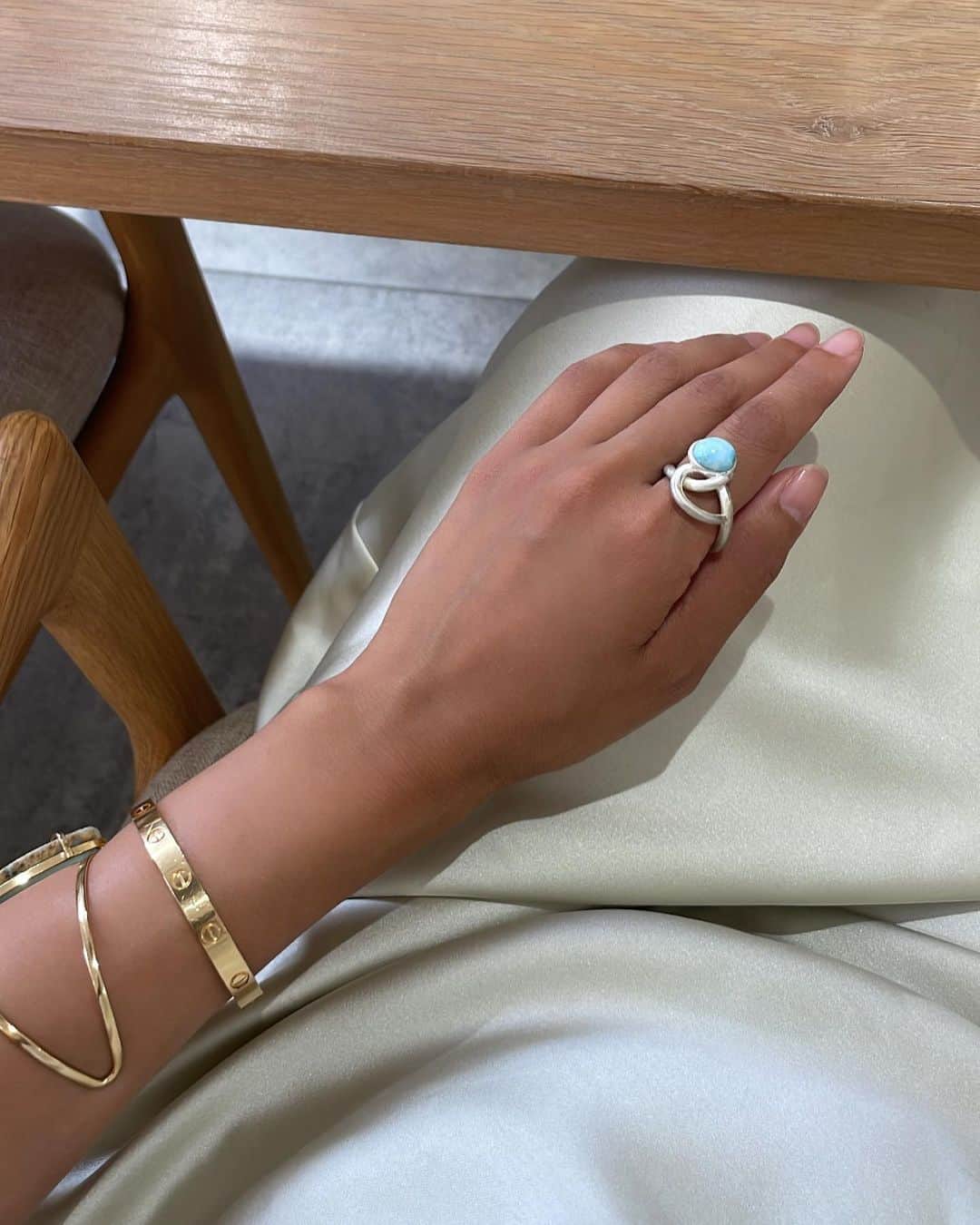 のインスタグラム：「yurimori jewelry💎  パリ留学中、 ジュエリーデザインのミーティングは 日本との時差があるので学校が始まる前に朝早くから始め、私の考えや発想が自由で思いついたデザインのものもあったので、実物を手に取ったときに色々な想いが詰まっていて、一点一点に凄く感動しました🥹  そして自由奔放にする私に対して親身に考えくださり、 私の力では到底できない事も工場の方々があってこその 仕上がりや、色々な自分の想いなどもしっかりと 詰まっていた事に凄く感動しました🥹💕  いつも、工場の方々には感謝です😭🌟  素晴らしい物を作るので楽しみにしていてください😍❣️  ✨高島屋POPUP✨ 8月2日〜8日までPOPUPがあるので私も 期間限定で店舗に立つので、 皆様ぜひお立ち寄りください😍  ✨梅田阪急✨ 8月23日〜28日💍  #ring#stone#ラリマー#larimar #マラカイト#malachite#jewelry #ジュエリーデザイナー#ジュエリーブランド #高島屋#阪急梅田#ポップアップ#日本 #japan」