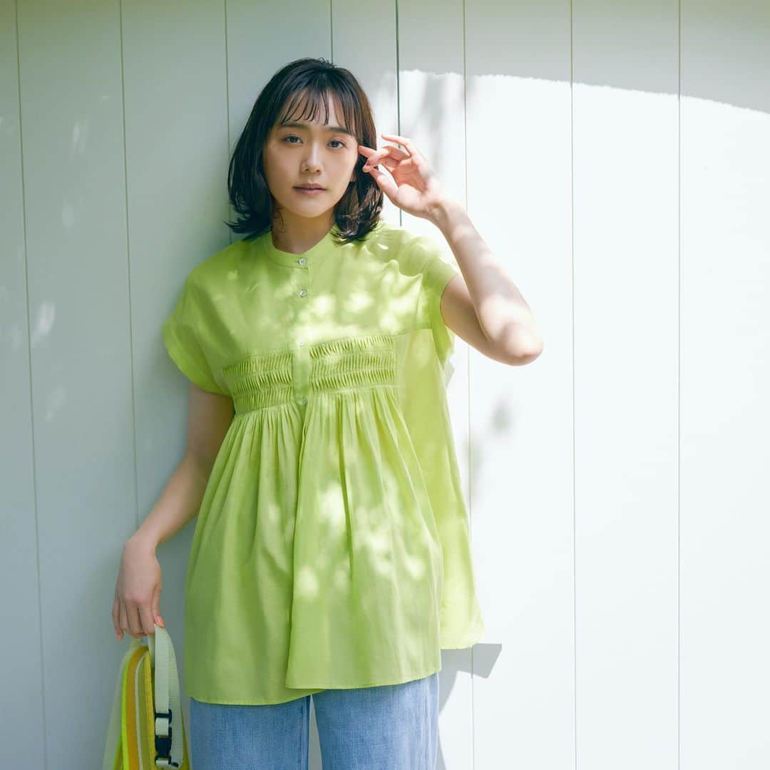 green label relaxingさんのインスタグラム写真 - (green label relaxingInstagram)「＼2023 SUMMER LOOK／ 松井愛莉さん（ @airi1226_official ）と、夏を彩るサマールック🌻  ミッドサマーのテーマ「SAPEUSE（サプーズ）」にのせて2回連載でお届けするグリーンレーベルリラクシングのサマールック。 vol.2は、植物の染料をブレンドしたボタニカルカラーアイテムをはじめ、ガーデンムード溢れるアイテムをご紹介。さまざまな色を大人カジュアルに着こなす俳優・松井愛莉さんに注目です✨  〜メインアイテム〜 【1.4枚目】 ▪︎ milo(ミロ) ガーデンダイ ノースリーブ ブラウス ¥8,910(税込) No. 36166590948  【2枚目】 ▪︎ Aライン ティアード ワンピース ¥9,900(税込) No. 36261993089  【3枚目】 ▪︎INDIA ピンタック ブラウス ¥7,920(税込) No. 36161041942  【5枚目】 ▪︎ ビジューフラット トングサンダル ¥8,910(税込) No. 36311992145  【6枚目】 ▪︎ ビジューフラット トングサンダル ¥8,910(税込) No. 36311992145 ▪︎ ビジュープラット サンダル ¥8,910(税込) No. 36311992142  【7枚目】 ▪︎ アート プリント イージー パンツ ¥9,900(税込) No. 36141992550  #greenlabelrelaxing  #グリーンレーベルリラクシング  #松井愛莉  #夏服コーデ   #リゾートコーデ #夏コーデ #休日コーデ #夏休みコーデ #お出かけコーデ #カラーコーデ#ブラウスコーデ#ノースリーブ #ワンピースコーデ #ノースリーブワンピース #ビジューサンダル#トングサンダル#夏サンダル#サンダルコーデ #大人カジュアルコーデ #大人カジュアル #セットアップコーデ#トレンドコーデ」6月22日 17時03分 - ua_greenlabel