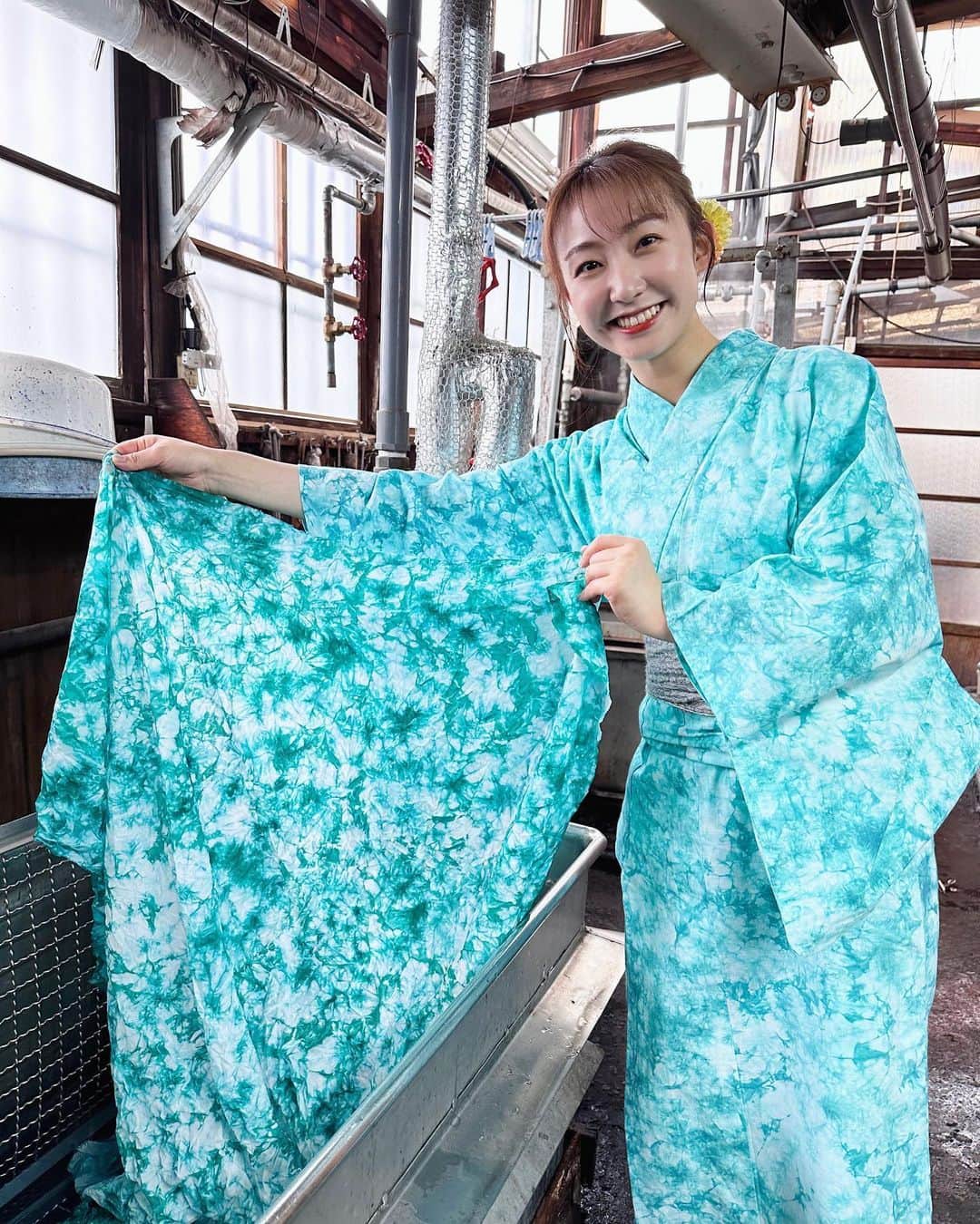 のインスタグラム：「. 今朝は群馬県桐生市にある桐染さんから、浴衣の染色工程を生中継！ ということで私も新人時代の汐パラ以来、4年ぶりに浴衣を着ました🤭 この浴衣、エメラルドグリーンと白がとっても鮮やかで美しい… 可愛すぎる…🥹 色の濃淡をつけるところにも、職人さんの技が光っていました✨ もう夏ですね〜🎆  #ZIP #NOWニッポン #14  #浴衣 #桐染」