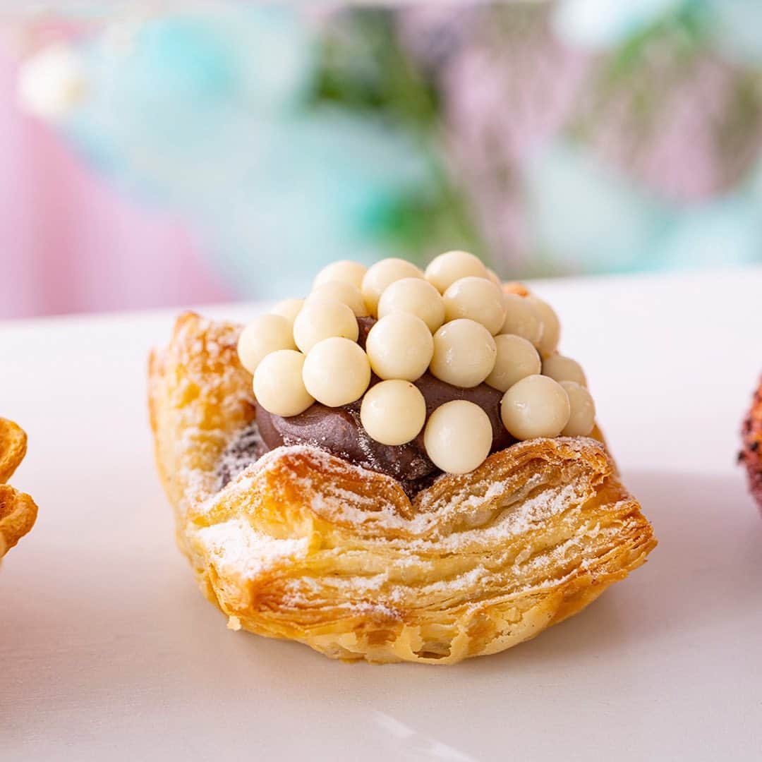 ヒルトン東京さんのインスタグラム写真 - (ヒルトン東京Instagram)「【プランタン・オ・パリ🥐】  パリのお花屋さんをイメージしたアフタヌーンティー「パンが主役」のアフタヌーンティー。  まるでブーケのような仕上がりのお菓子パンがトリコロールカラー（フランスの国旗）のスタンドに並び  たくさんの種類のパンを少しずつ、色々食べたい！そんな思いを詰め込みました✨  クリームチーズ入りカスタードにラズベリーを冠した「ラズベリーデニッシュ」  ザクザクデニッシュにマンゴーのとろりとした食感が絶妙な「マンゴーデニッシュ」  いちごガナッシュをトッピングしたNYで話題の「シュプリームクロワッサン」  メニューを見るだけで食べたくなってきます、、🌸  【開催情報】 場所：ヒルトン東京 2階　バー&ラウンジZATTA　 開催期間：7月12日（水）まで 料金：平日 お一人様 5,800円　土日祝 お一人様 6,500円  #ヒルトン #ヒルトン東京 #hilton #hiltontokyo #ホテル #hotel #ホテル女子会 #スイーツビュッフェ #スイーツ #ZATTA  #新宿ランチ #新宿アフタヌーンティー #パンのアフタヌーンティー #パンが主役  #プランタンオパリ #フランス #パン #花束 #花 #パリ #Paris #バゲット #クロワッサン #ブーランジェリー #季節の花 #トリコロール #ブーケ #お花屋さん」6月22日 17時10分 - hiltontokyo