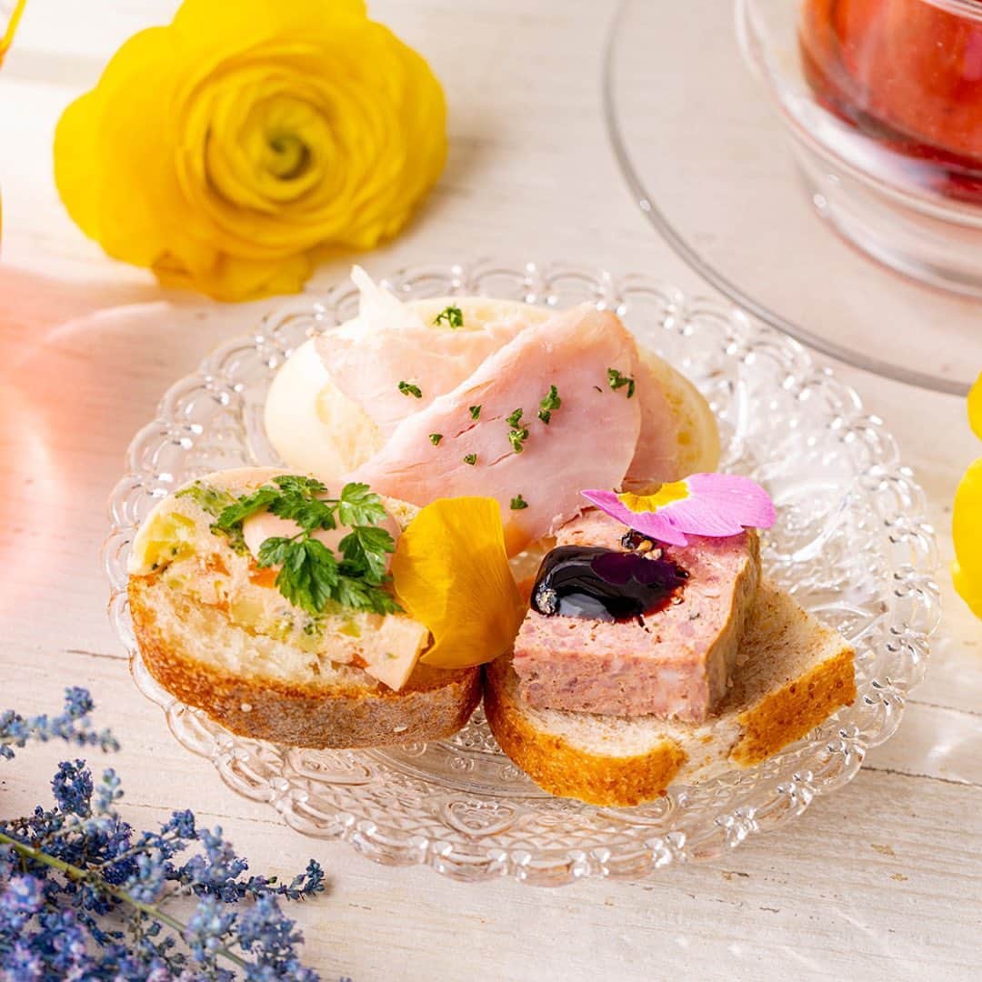 ヒルトン東京さんのインスタグラム写真 - (ヒルトン東京Instagram)「【プランタン・オ・パリ🥐】  パリのお花屋さんをイメージしたアフタヌーンティー「パンが主役」のアフタヌーンティー。  まるでブーケのような仕上がりのお菓子パンがトリコロールカラー（フランスの国旗）のスタンドに並び  たくさんの種類のパンを少しずつ、色々食べたい！そんな思いを詰め込みました✨  クリームチーズ入りカスタードにラズベリーを冠した「ラズベリーデニッシュ」  ザクザクデニッシュにマンゴーのとろりとした食感が絶妙な「マンゴーデニッシュ」  いちごガナッシュをトッピングしたNYで話題の「シュプリームクロワッサン」  メニューを見るだけで食べたくなってきます、、🌸  【開催情報】 場所：ヒルトン東京 2階　バー&ラウンジZATTA　 開催期間：7月12日（水）まで 料金：平日 お一人様 5,800円　土日祝 お一人様 6,500円  #ヒルトン #ヒルトン東京 #hilton #hiltontokyo #ホテル #hotel #ホテル女子会 #スイーツビュッフェ #スイーツ #ZATTA  #新宿ランチ #新宿アフタヌーンティー #パンのアフタヌーンティー #パンが主役  #プランタンオパリ #フランス #パン #花束 #花 #パリ #Paris #バゲット #クロワッサン #ブーランジェリー #季節の花 #トリコロール #ブーケ #お花屋さん」6月22日 17時10分 - hiltontokyo
