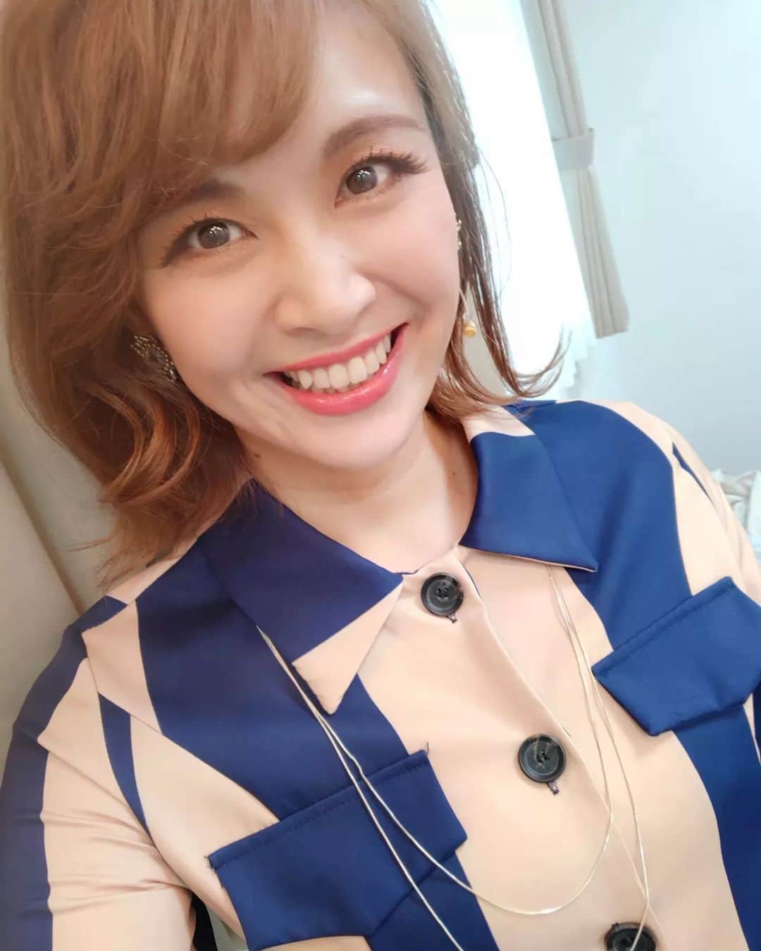 栗山絵美のインスタグラム：「実日子さんに出逢えて、熱い熱い座組の皆に出会えて、毎日スタッフの皆様に支えられて、 いつの間にか何処かに置いてきてしまった情熱や青春を取り戻した、熱く幸せな日々でした。  応援して下さいましたお客様皆様に心より感謝しております。 ありがとうございました!!!  そして、素晴らしい座長！ 熱くて！でも寡黙で、背中で見せてくれる！ひろーい心を持つ酒田先生役の 兼ちゃん、 とても仲良くして下さり、お芝居を楽しく自由にさせて下さった、理事長秘書 槙枝役のモロさん  実日子を一緒にとんでもない所まで引き上げて下さった 演出の伊勢さんに😭  心より感謝致します！  また大好きな登場人物達に、この続きに、出逢えますように…  #舞台GoFoward [完] 宝生実日子役 栗山絵美」