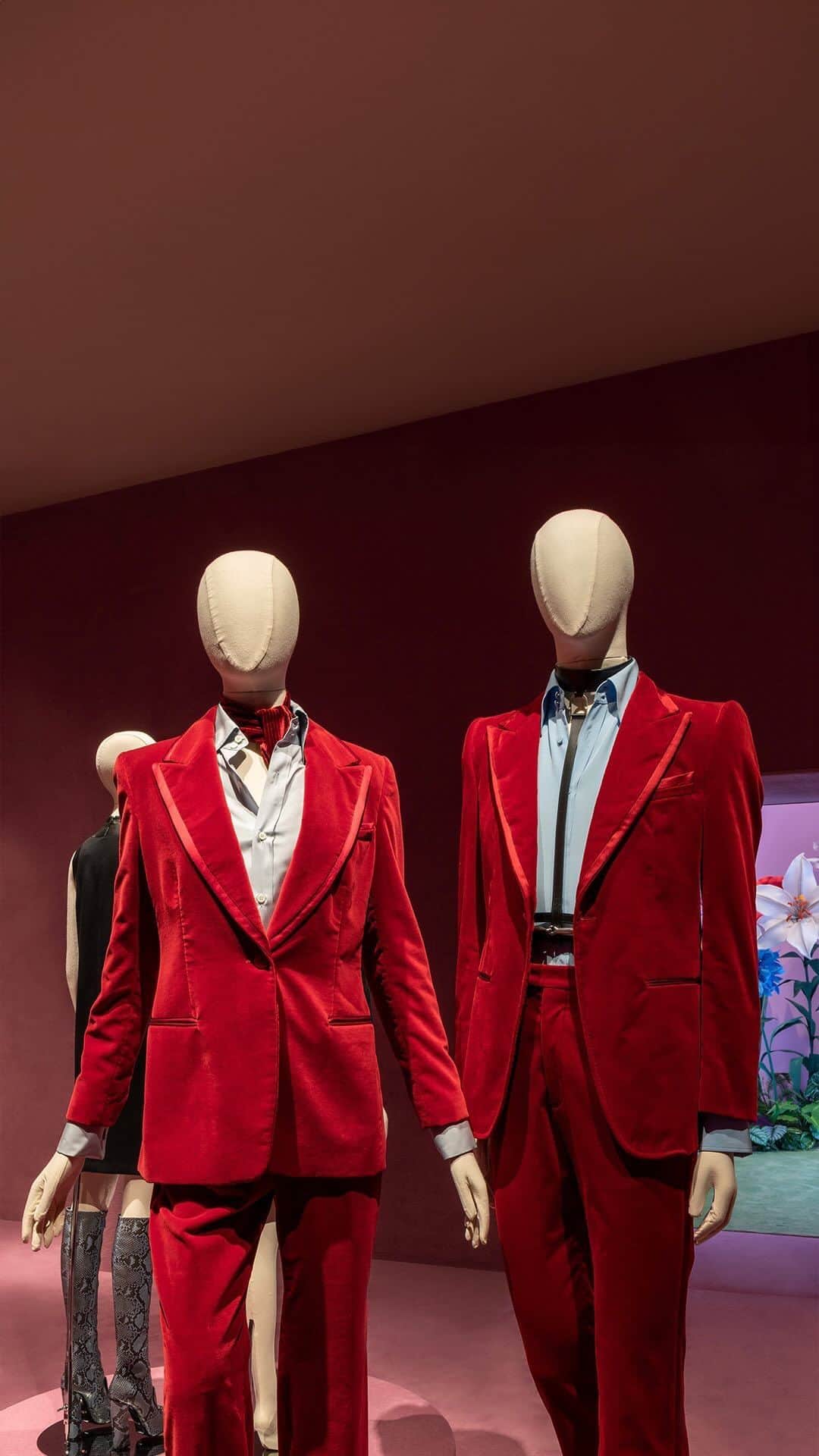 グッチのインスタグラム：「The new Gucci Visions exhibition in the heart of Florence presents a panoramic view of the House’s 102 years of creativity through eight unique rooms that trace the evolutions of heritage codes as they’ve been re-envisioned by Creative Directors and artisans. Discover more at link in bio.   Located at Gucci Garden, Piazza della Signoria 10, 50122, Florence, Italy   #GucciVisions」