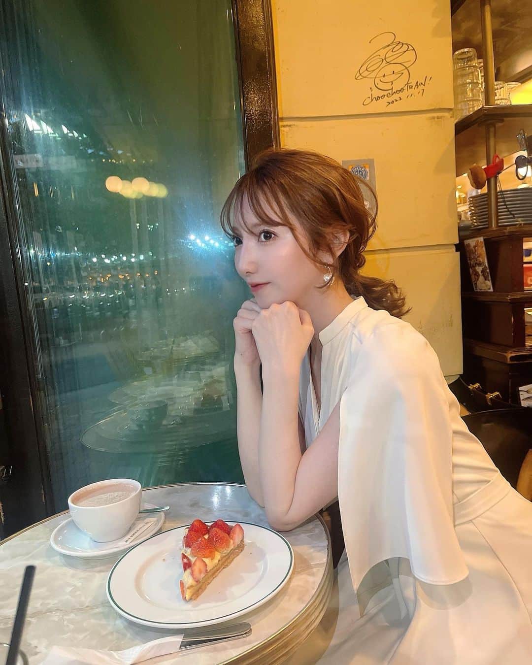 堀みづきのインスタグラム：「カフェタイム🍰🍓  最近の美容のこと📝  この日はロケでおとなコーデでした みんなに褒められたワンピ🤍 @anuans.official   ヘアメイクは @miyuki_____________  絶妙なヘアスタイル作ってくれる天才✨ いつもありがとう🥰  まつ毛パーマもネイルも🆕🤍 @chipieee_eye_asuka  @chipieee_nail_mika  @chipieee_nail_yuka   わたしの行きつけサロンです🫶  #anuans#coodinate」
