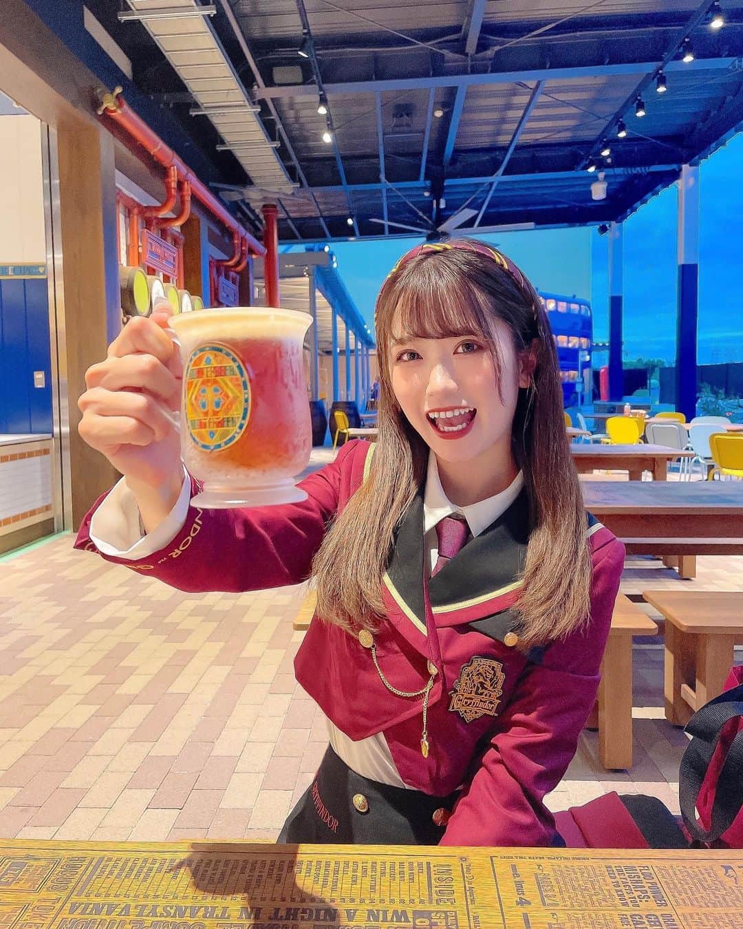 Kanaのインスタグラム：「ㅤ ㅤ 𝐁𝐔𝐓𝐓𝐄𝐑𝐁𝐄𝐄𝐑 𝐁𝐀𝐑 🧈🍻ˊˎ˗ ㅤ ㅤ ワーナーブラザース スタジオツアー東京では、 誰もが一度は憧れる あのバタービールも飲めちゃうよ😋🍺 ㅤ 取扱店舗は、ツアー折り返し地点にある バタービールバーというお店🍻 ㅤ ㅤ 投稿最後に載せたメニューに書いてあるけど、 バタービールを頼むと もれなくタンブラーも付いてきて お土産として持ち帰れるから嬉しいっ🤲🏻💓 ちゃんと持ち帰り用の袋ももらえるよ🛍️ ㅤ しかもちゃんと飲み終わった後のタンブラーを 洗う水道が座席付近に設置されてるの！🚰 これめちゃくちゃありがたい…🥹🙏🏻✨ ㅤ ㅤ ㅤ 今売ってるのは冷たいバタービールだけだったけど、 寒くなる頃にはユニバみたいに 温かいのも販売されるのかな？😌💭🍺 ㅤ ㅤ ㅤ ㅤ ㅤ ちなみに…バタービールバーのすぐ近くには バックロットカフェというお店もあるのだけど、 私たちは時間が足りなくて行けず…🥹 そこで食べたいメニューもたくさんあるから 次絶対リベンジするんだ😭✊🏻💕💕 ㅤ ㅤ ㅤ ㅤ ㅤ ㅤ ㅤ ㅤ ㅤ #kana_harrypotter ㅤ #kana_mana ㅤ ㅤ ㅤ #ハリーポッター #ハリポタツアー  #ワーナーブラザーススタジオツアー東京 #スタジオツアー東京 #スタジオツアー #harrypotter #WBtourtokyo #studiotourtokyo #harrypottertour #バタービール #バタービールバー #ハリポタ #グリフィンドール #ホグワーツ #ハリポタコーデ #制服コーデ #ローブ #hp #gryffindor #slytherin #hogwarts #butterbeer #butterbeerbar」