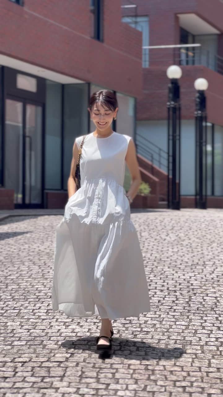金子麻貴のインスタグラム：「今年の旅行はこれで決まりなワンピース✨  軽やかで暑い日も快適だしティアードのちょい甘にスニーカー合わせとかもオススメなので普段使いにもぴったりです💓  晴れてる日のホワイトはつけ襟で更にレフ坂効果も✨  今夜20時から発売です。 　@re_gleam   #fashion#regleam#instafashion#reelsinstagram#zara#chanel#ワンピ#ワンピースコーデ#夏コーデ#シンプルコーデ#ママコーデ#カジュアル#ミニボブ#ショートボブ#ティアードワンピ#つけ襟#付け襟」