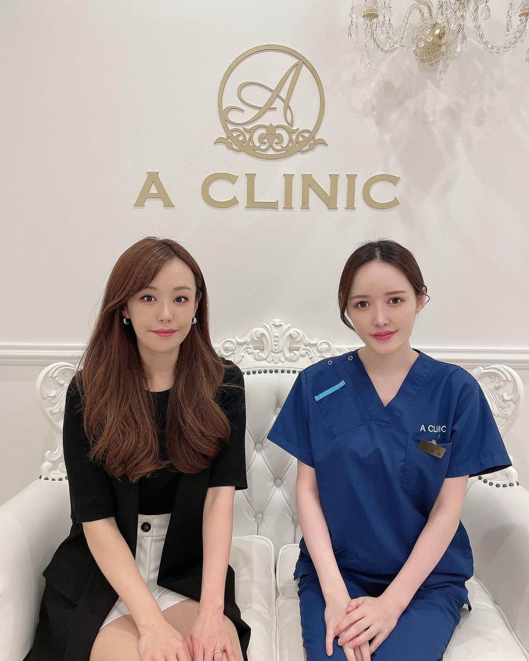 SARAKIMISAKIさんのインスタグラム写真 - (SARAKIMISAKIInstagram)「@a_clinic_ginza の木家先生 @aclinic_kiya で以前受けた1day小顔脂肪吸引のメンテナンスとしてAスレッドを受けてきました！  口周りのもたつきが気になるようになってきたので 前回とても良かったAクリニックに メンテナンスをお願いすることに🙌  気になっていた口周りやフェイスラインのもたつきが スッキリしたよー！！ やっぱりメンテナンス大事🥹✨  今回は銀座院に初めて行ってみたのですが 駅から近くて行きやすかったし スタッフさんの対応もテキパキしていて 相変わらずの安心対応でした。  そして、何より木家先生がとても上手👏 今までで1番施術中の痛みも無かったし 仕上がりも大満足！  先生にオススメしてもらった 美肌ショッピングリフトもいつかやってみたいなー🫧 ありがとうございました✨  . . .  #aスレッド #1day小顔脂肪吸引 #糸リフト #aclinic #aclinic銀座 #aclinic横浜 #aclinic新宿#aclinic名古屋#aclinic大阪#aclinic池袋#aclinic福岡#aclinic仙台 #aクリニック#エークリニック #美容 #小顔 #美肌  #リフトアップ #美容外科 #美容皮膚科 #美容クリニック #木家佑理子」6月22日 17時21分 - misarasara.golf