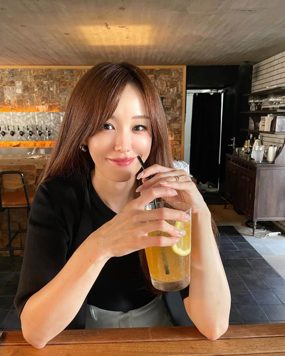 SARAKIMISAKIのインスタグラム：「@a_clinic_ginza の木家先生 @aclinic_kiya で以前受けた1day小顔脂肪吸引のメンテナンスとしてAスレッドを受けてきました！  口周りのもたつきが気になるようになってきたので 前回とても良かったAクリニックに メンテナンスをお願いすることに🙌  気になっていた口周りやフェイスラインのもたつきが スッキリしたよー！！ やっぱりメンテナンス大事🥹✨  今回は銀座院に初めて行ってみたのですが 駅から近くて行きやすかったし スタッフさんの対応もテキパキしていて 相変わらずの安心対応でした。  そして、何より木家先生がとても上手👏 今までで1番施術中の痛みも無かったし 仕上がりも大満足！  先生にオススメしてもらった 美肌ショッピングリフトもいつかやってみたいなー🫧 ありがとうございました✨  . . .  #aスレッド #1day小顔脂肪吸引 #糸リフト #aclinic #aclinic銀座 #aclinic横浜 #aclinic新宿#aclinic名古屋#aclinic大阪#aclinic池袋#aclinic福岡#aclinic仙台 #aクリニック#エークリニック #美容 #小顔 #美肌  #リフトアップ #美容外科 #美容皮膚科 #美容クリニック #木家佑理子」