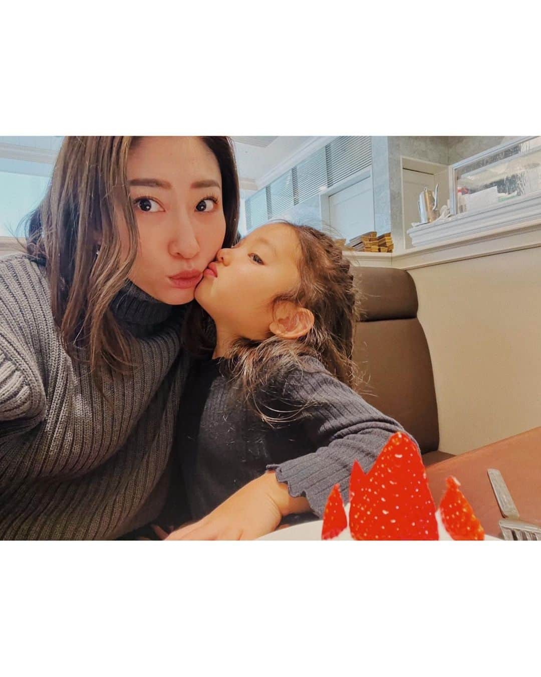 七菜香のインスタグラム：「𝐻𝒜𝒫𝒫𝒴 𝐵𝐼𝑅𝒯𝐻𝒟𝒜𝒴ㅤ 𝑀𝒴 𝒮𝒲𝐸𝐸𝒯 𝐵𝒜𝐵𝒴 𝒢𝐼𝑅𝐿👧🏻🩷 生まれて来てくれてありがとう💐  もう4歳🥹 はやーーーーーーい！！！ 立派に口喧嘩するし、パパっ子で パパの取り合いもするけど とてもとても可愛くて愛しいこの世で1人の娘♡ 大人が敷いたレールになんて進まなくていいから 自分で考えて自分で選択して 楽しく生きていける人になってね♡  1年毎の思い出は宝物💖  #happybirthday #todaughter #daughter #momandaughter #babygirl #mytreasure #4yearsoldgirl #family #congrats🎉 #혼자딸 #딸 #생일 #사랑해 #4歳誕生日 #女の子ママ #一人娘 #生まれて来てくれてありがとう ❤️#愛してるよ」