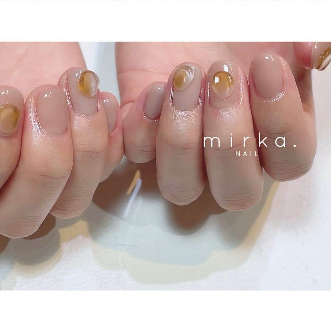 mirka. NAIL(ミルカネイル)のインスタグラム：「⁡ ⁡ beige ◯ ⁡ ⁡ ………………………………………………………… ⁡ ご予約、お問い合わせは LINE ID⇒ @mirka.nail (@含む)まで。 ⁡ ご新規様はハイライトの「ご案内」と「ご予約方法」を必ずお読みいただいてからご予約くださいますようお願いいたします。 空き状況や詳細はLINEの投稿からご確認ください。 ⁡ ⁡ ⁡ ⁡ #mirkanail#nails#nail#nailart#naildesign #ショートネイル#ネイルアート#ネイルデザイン#ネイル#大人ネイル#シンプルネイル#オフィスネイル#ニュアンスネイル#ナチュラルネイル#カジュアルネイル#ショートネイルデザイン#美甲#夏ネイル#夏ネイル2023 #プライベートサロン#プライベートネイルサロン#東京ネイルサロン#東京ネイル#江東区ネイルサロン#森下#清澄白河 ⁡」