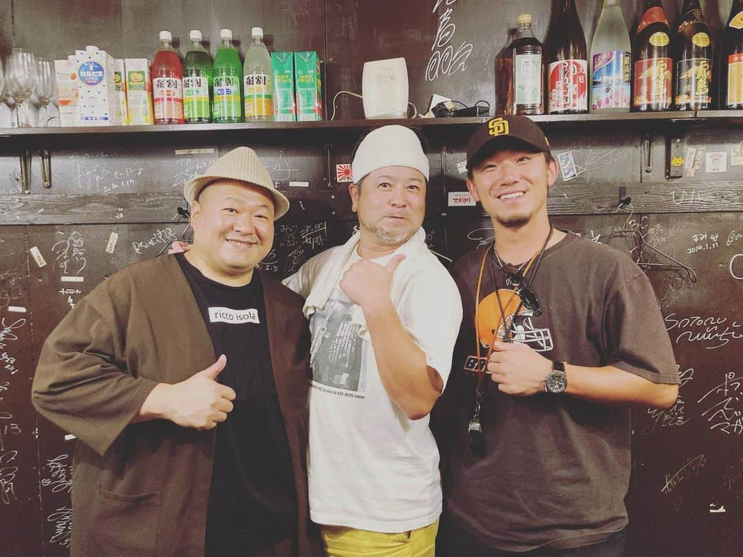 中川貴志のインスタグラム：「【時差投稿】 ありがたい事にわざわざご来店くれました。  タレントの豊ノ島と阪神タイガースの伊藤将司投手！  アスリートの間に挟まれてみたらそれなりにワシもデカい‼️  #裏なんば  #大阪グルメ  #コナモン　#大阪観光スポット  #弍箱　#大阪　#吉本新喜劇　#ソース　#旨い #焼きそば #旅行　#かしみん焼き弐箱  #かしみん焼き  #なんば　#路地裏 #FoodPorn#japan#gourmet#foodie#instafood#instagood#instalike#love#like#picoftheday#osakafood#japanquality」