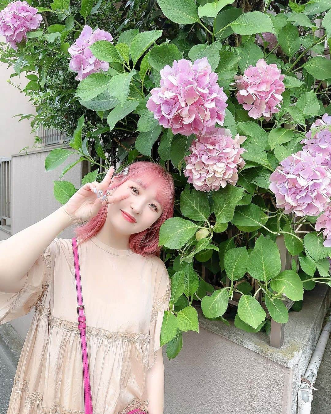 のインスタグラム：「☔ ⁡ ⁡ 今年は梅雨が短いんだってね😂 嬉しいけど、本格的な夏が始まる…🍉⚓ ⁡ ⁡ ⁡ #紫陽花 #梅雨 #pinkhaircolor #haircolor #japanesegirl #ootd #ピンクヘアー #ヘアカラー #셀스타그램 #얼스타그램 #데일리룩 #오오티디」