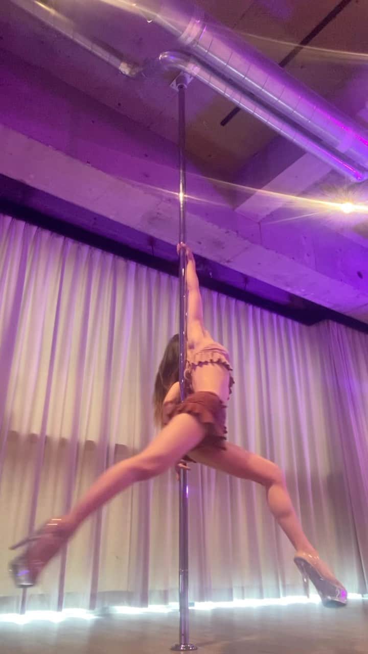 のインスタグラム：「ヒールでスピニングって 足が重くなって難しいの👠 @ayano.poledance 先生みたいにロングヘアーにする💗  #pd #pole #poledance #ポールダンス　#始めて１年半」