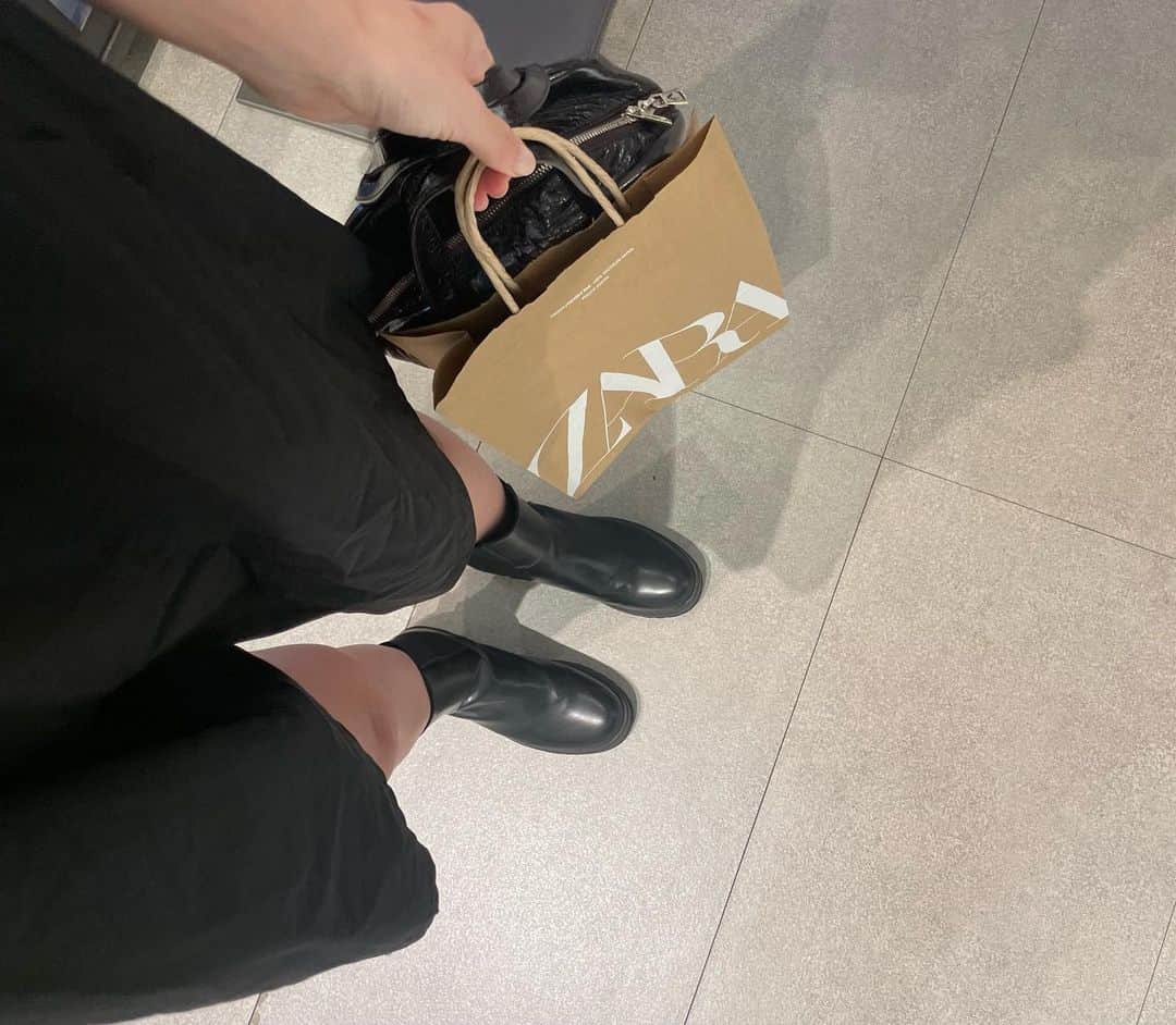 佐々木かいのインスタグラム：「今日から始まったZARAのセールに 行ってきました😀🖤 ずっと狙っていたショルダーバッグは まさかのセール除外品でしたが笑 定価でも3千円台なのでバッグを 購入して本日は終了🐻🖤 またゆっくり掘り出し物を探しに行きたいのである🛒🦭 それにしても逞しい二の腕である😂😂 筋トレ頑張るのだ、私😂💪。笑 ・ ・ #zara #zarasale #ショルダーバッグ」