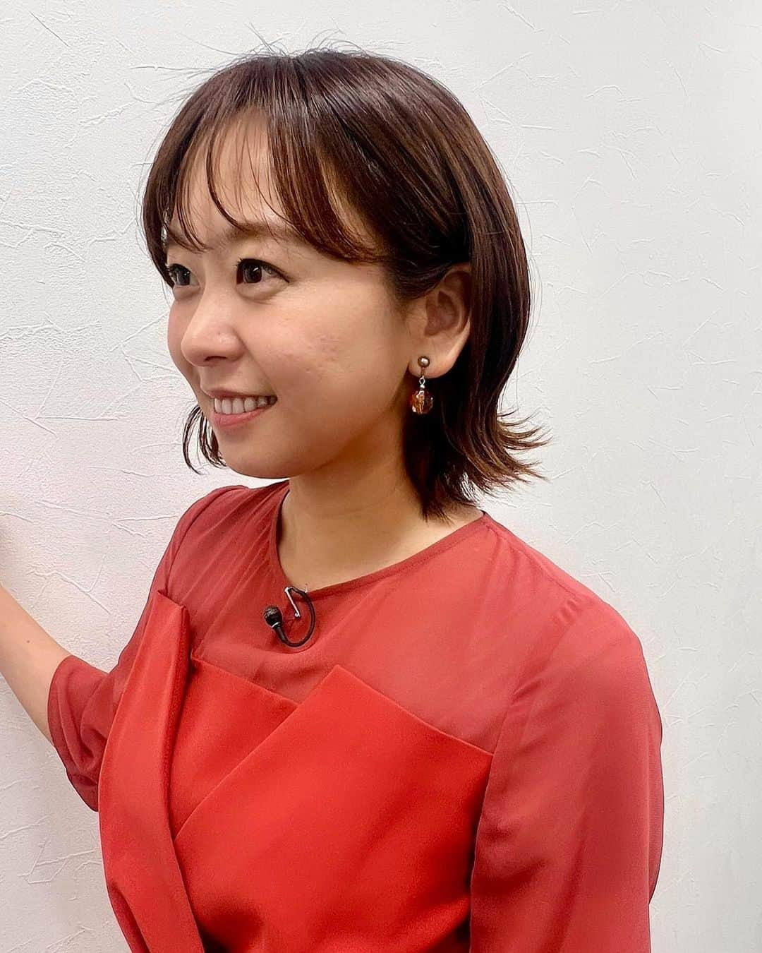 菊池良子さんのインスタグラム写真 - (菊池良子Instagram)「レギュラー番組の１つbs日テレ『汐留tv』の衣装です🙋‍♀️ ・ ・ スカートに見えるけど実はパンツスタイル✨✨ ・ ・ 色もきれいなので着ているだけで元気になるセットアップです😊 ・ ・ セットアップ∶ @ori_by_chouori #oribychouori  イヤリング∶ @abiste_official #abiste  サンダル∶ @dianashoespress #diana  ・ ・ #フリーアナウンサー　#女子アナコーデ　#衣装　#スタイリストコーデ　#セットアップコーデ　#158cmコーデ #sサイズコーデ　#fashion #ootd」6月22日 17時42分 - kikuryo627happy