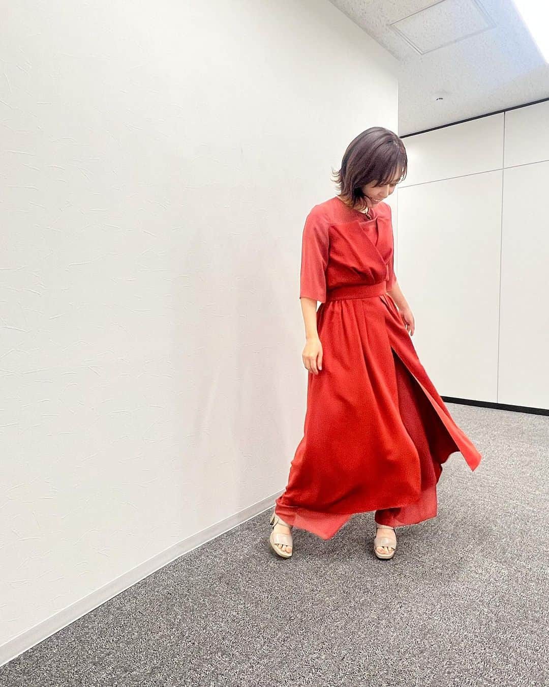 菊池良子さんのインスタグラム写真 - (菊池良子Instagram)「レギュラー番組の１つbs日テレ『汐留tv』の衣装です🙋‍♀️ ・ ・ スカートに見えるけど実はパンツスタイル✨✨ ・ ・ 色もきれいなので着ているだけで元気になるセットアップです😊 ・ ・ セットアップ∶ @ori_by_chouori #oribychouori  イヤリング∶ @abiste_official #abiste  サンダル∶ @dianashoespress #diana  ・ ・ #フリーアナウンサー　#女子アナコーデ　#衣装　#スタイリストコーデ　#セットアップコーデ　#158cmコーデ #sサイズコーデ　#fashion #ootd」6月22日 17時42分 - kikuryo627happy