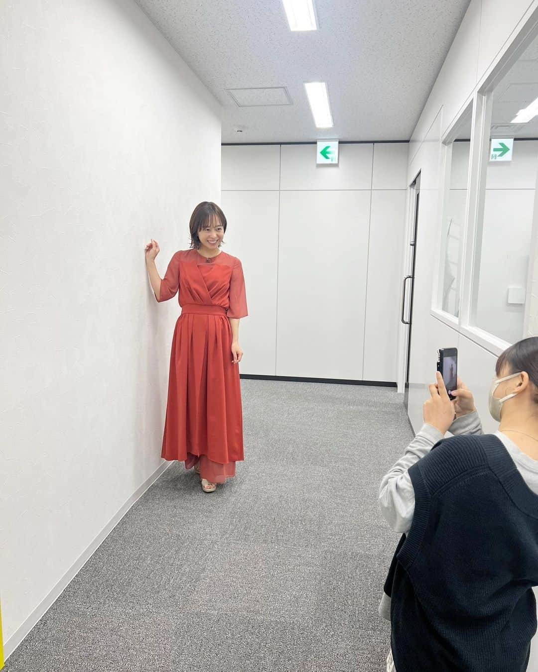 菊池良子のインスタグラム：「レギュラー番組の１つbs日テレ『汐留tv』の衣装です🙋‍♀️ ・ ・ スカートに見えるけど実はパンツスタイル✨✨ ・ ・ 色もきれいなので着ているだけで元気になるセットアップです😊 ・ ・ セットアップ∶ @ori_by_chouori #oribychouori  イヤリング∶ @abiste_official #abiste  サンダル∶ @dianashoespress #diana  ・ ・ #フリーアナウンサー　#女子アナコーデ　#衣装　#スタイリストコーデ　#セットアップコーデ　#158cmコーデ #sサイズコーデ　#fashion #ootd」