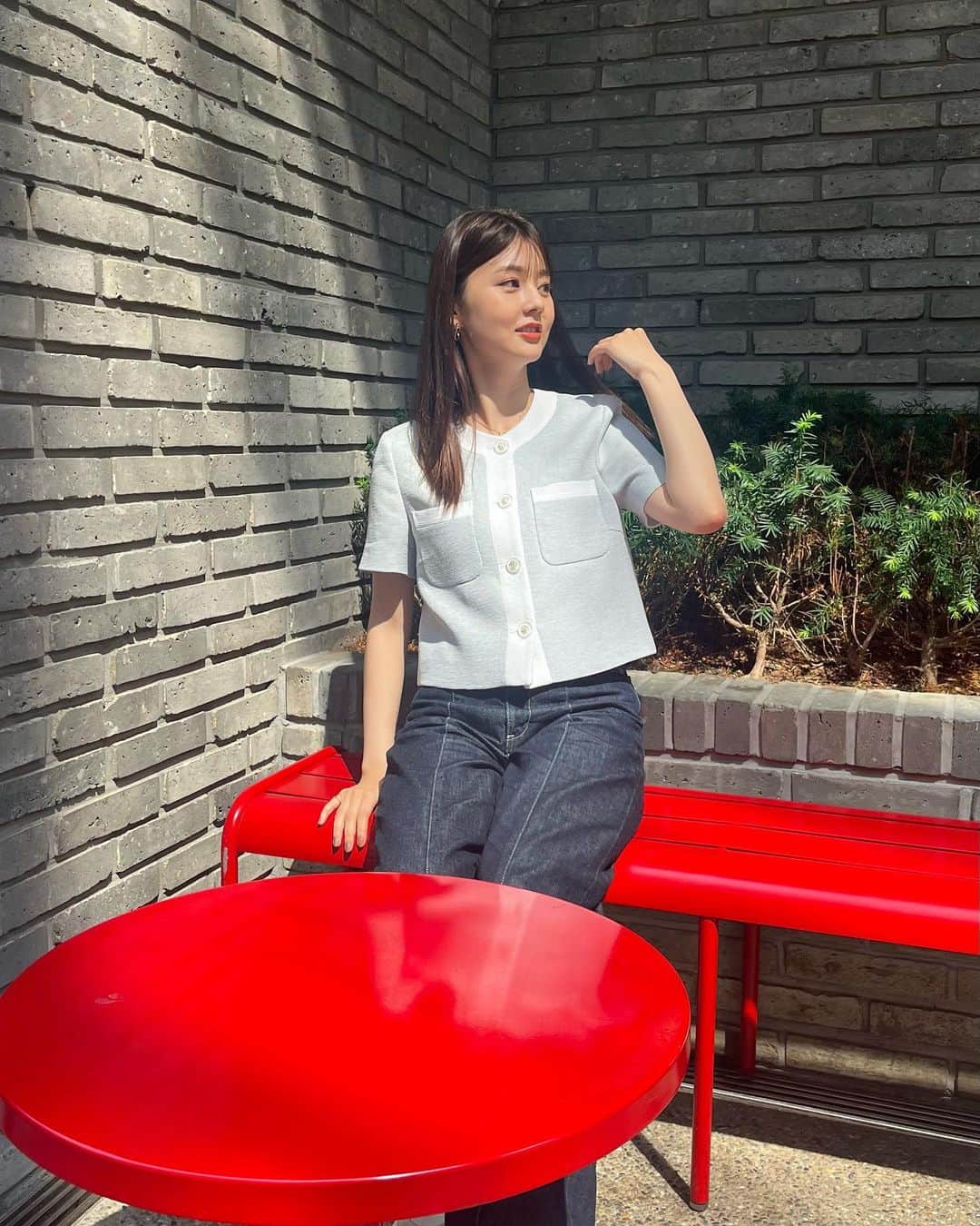 佐藤梨那さんのインスタグラム写真 - (佐藤梨那Instagram)「❤️  真っ赤なテーブルとベンチ。 テラスって気持ちいいなぁと。🫶  #cafe 💙」6月22日 17時36分 - sato_lina