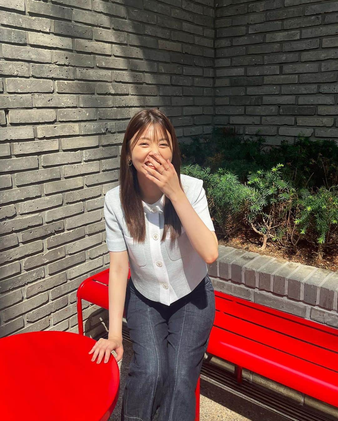佐藤梨那さんのインスタグラム写真 - (佐藤梨那Instagram)「❤️  真っ赤なテーブルとベンチ。 テラスって気持ちいいなぁと。🫶  #cafe 💙」6月22日 17時36分 - sato_lina