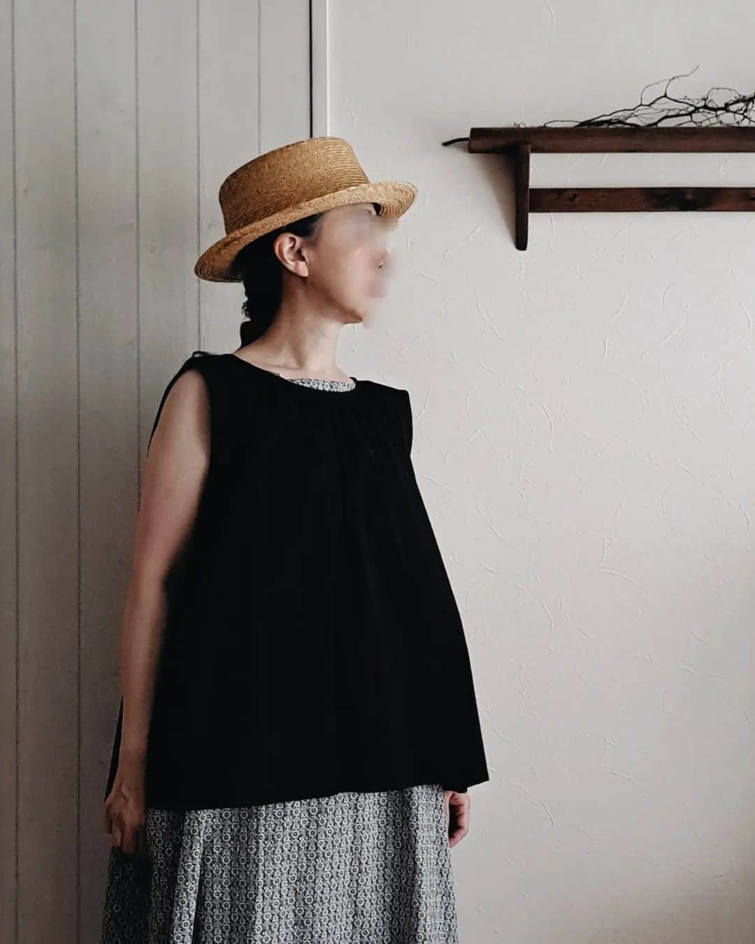 のインスタグラム：「† Dinette 2nd Anniversary  6.23fri.~25sun. 11:00~16:00 @dinette16 * こちらもワンピースの重ね着にぴったりな 後ろリボンのブラウス。 とっても薄くて柔らかなコットンシフォンだし 後がリボンで開いてるから 涼しいのも嬉しい！ † † #大人コーデ #大人ナチュラル #ハンドメイド大人服 #ハンドメイド #ナチュラルコーデ」