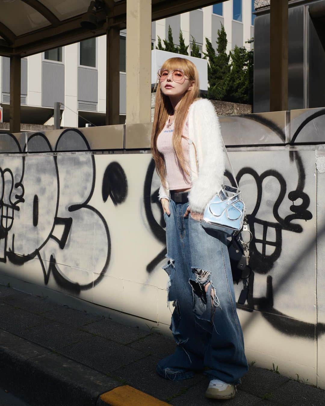 のインスタグラム：「暑かったから髪しばった🪿 イメージ変わるー。 デニムずっと履いてたら穴あきすぎた😂  tank top… @jouetie_official  cardigan…  @pellicule____official  denim… @xu_tokyo  kicks… @balenciaga  belt… @adidasoriginals x @balenciaga  bag… @courreges  key ring… @maisonmargiela  Sunglasses… @gucci   コンタクトはBambi seriesのスワンブルーでーす🦢🩵グレーも出るのでお楽しみにー！ @bambi_angelcolor   #ootd #fashion」