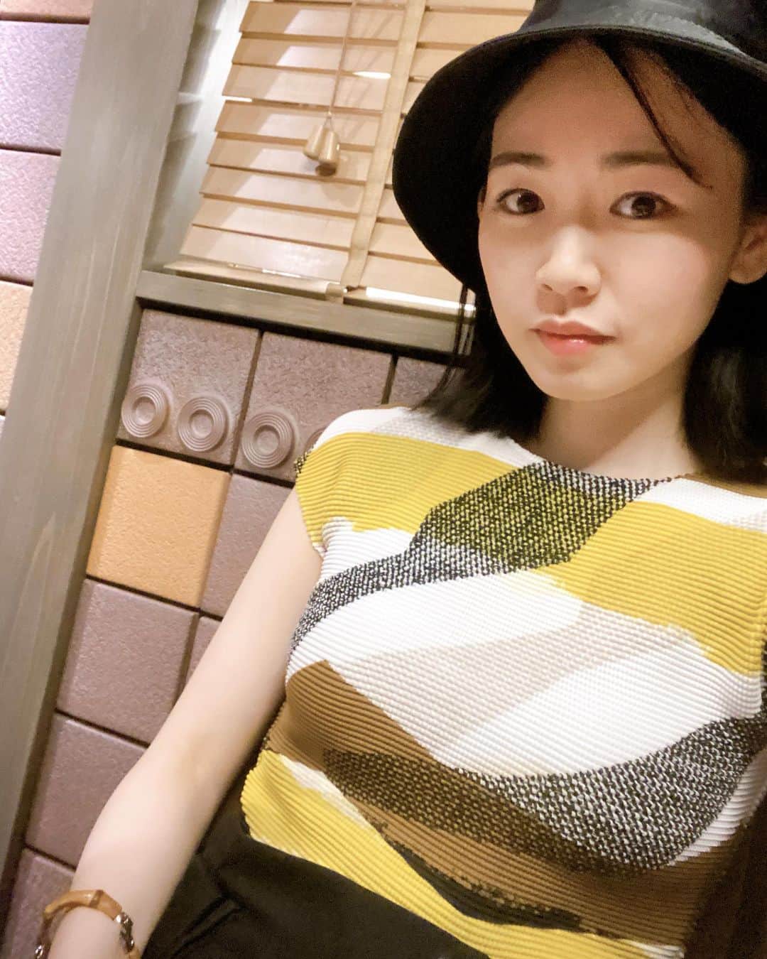 西川可奈子のインスタグラム：「最近帽子をかぶる機会が増えました。 これプラス日傘。w  シミケア中😮‍💨」