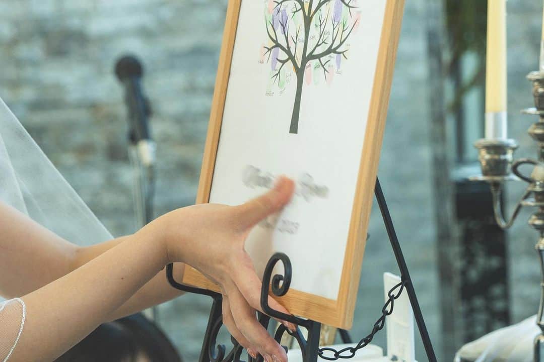 金沢結婚式 ヴィラグランディス金沢さんのインスタグラム写真 - (金沢結婚式 ヴィラグランディス金沢Instagram)「♡  「ウェディングツリー」は元々、欧米で芳名帳として使われていました。 枝だけが描かれた木の絵に、ゲストのフィンガースタンプ（指印）とお名前のサインを 書いてもらうことによって完成するゲストと一緒に作り上げるウェルカムアイテムなんです(๑˃̵ᴗ˂̵)！ ひとりひとりの指印が木の葉っぱとなり、１本の木が完成します🌲✨ 指印には、お二人への祝福と結婚の承認の意味があり、結婚証明書として人前式などで取り入れられることも多いです💕👰🏻‍♀️  #ヴィラグランディス #ヴィラグランディス金沢 #villagrandis #ドレスモードカズミ #金沢結婚式場 #石川結婚式 #金沢ゲストハウス #結婚式場 #結婚式 #ウエディングドレス #ブライダルヘア #ウエディングフォト #フォトウエディング #wedding #前撮り#式場見学 #ウェルカムスペース #ウエディングツリー」6月22日 17時41分 - villagrandis_kanazawa