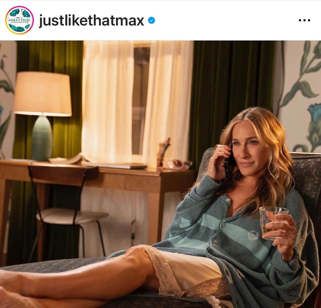 ニア・ヴァルダロスのインスタグラム：「Congratulations to my longtime love, pal and costar #JohnCorbett and to fabulous @sarahjessicaparker and #michaelpatrickking and cast and crew, on season two of @justlikethatmax ! SJP and I like to share our men. 😉」