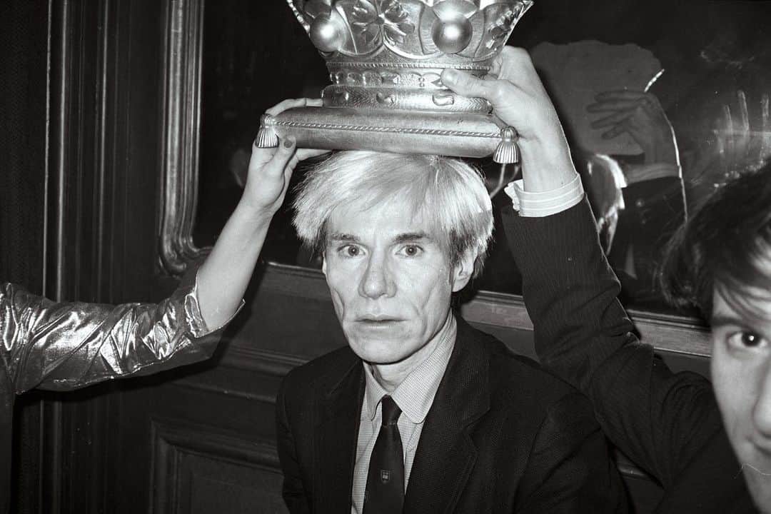ガゴシアン・ギャラリーさんのインスタグラム写真 - (ガゴシアン・ギャラリーInstagram)「Join us on Monday, June 26, for a film screening and conversation in conjunction with "Andy Warhol’s Insiders," a group exhibition and takeover of the Gagosian Shop (@shopgagosian) in London. The event will begin at 7pm in the Burlington Arcade (@burlingtonarcade).   The evening will start with a screening of an episode of "The Andy Warhol Diaries," a six-part series written and directed by Andrew Rossi (@a_rossi) that takes an in-depth look at Warhol's life and career. Following the screening, Rossi and Gagosian director Jessica Beck (@j.a.beck) will discuss the diversity of Warhol’s practice, and his love of not only working behind the scenes, but also posing for the camera. Follow the link in our bio to register for the event.  ___________ #AndyWarhol #Gagosian @christophermakos  Christopher Makos, "Andy Crowned," 1982 © Christopher Makos, courtesy Makos Studio」6月22日 17時43分 - gagosian