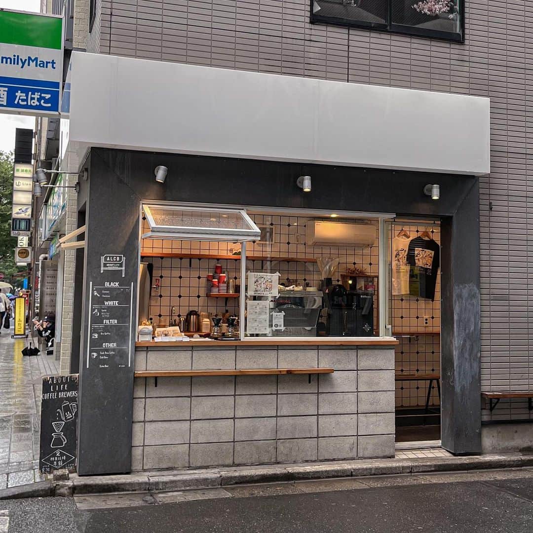 ABOUT LIFE COFFEE BREWERSさんのインスタグラム写真 - (ABOUT LIFE COFFEE BREWERSInstagram)「【ABOUT LIFE COFFEE BREWERS 道玄坂】  本日も天候が不安定な日にお店は足を運んで頂きありがとうございます☔︎  梅雨の時期は天候に体調や行動が左右されますが、そんな日こそ気分に合わせてコーヒーを選んでみてはいかがでしょうか☕️  お客様の好みを気軽にスタッフに伝えてみてください🕴️  Thank you for coming today despite the unstable weather ☁︎  During the rainy season, the weather can affect your physical condition and behavior, so why not choose a coffee that suits your mood?  Please let the staff know your preferences👫  🚴dogenzaka shop 9:00-18:00(weekday) 11:00-18:00(weekend and Holiday) 🌿shibuya 1chome shop 8:00-18:00  #aboutlifecoffeebrewers #aboutlifecoffeerewersshibuya #aboutlifecoffee #onibuscoffee #onibuscoffeenakameguro #onibuscoffeejiyugaoka #onibuscoffeenasu #akitocoffee  #stylecoffee #warmthcoffee #aomacoffee #specialtycoffee #tokyocoffee #tokyocafe #shibuya #tokyo」6月22日 17時44分 - aboutlifecoffeebrewers