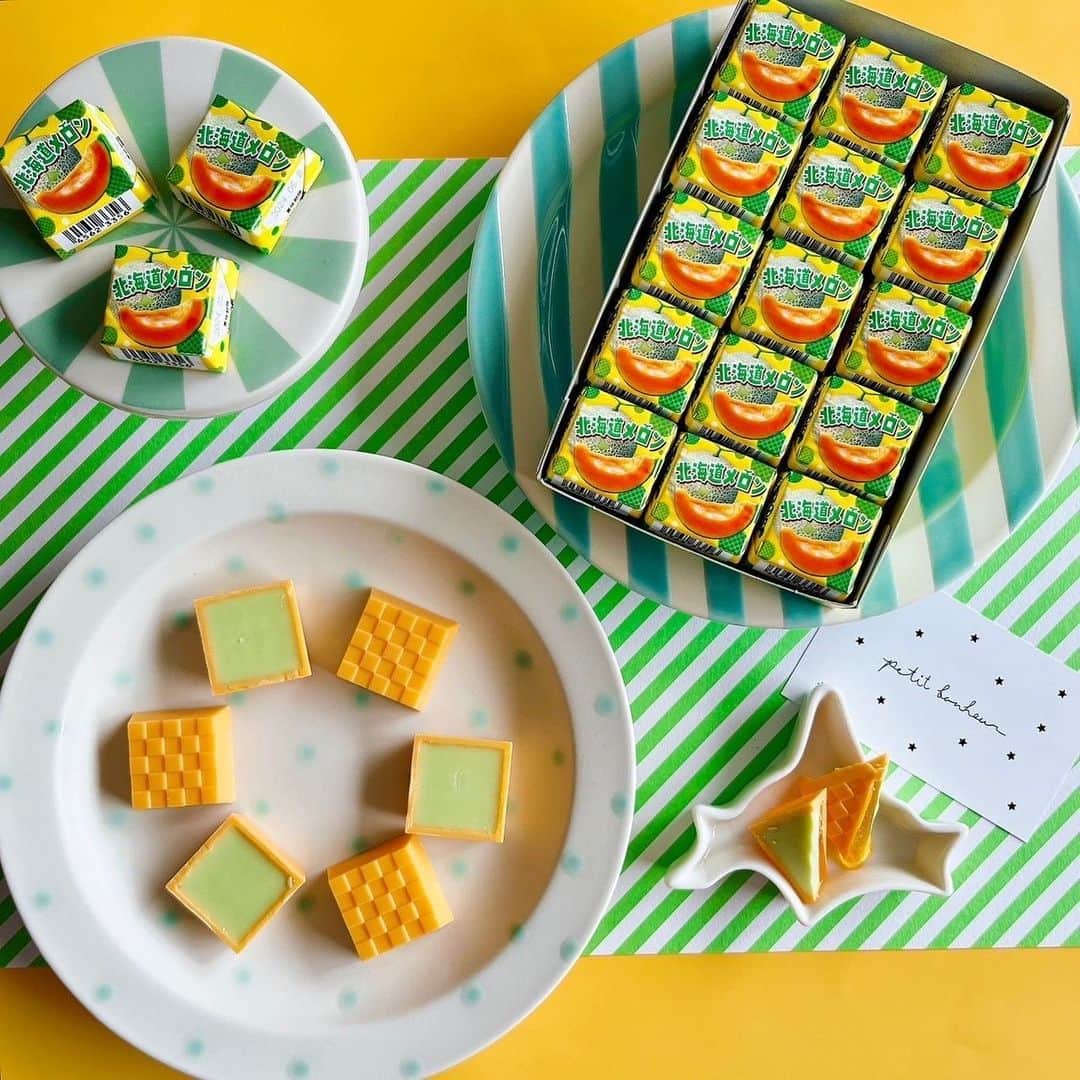 のインスタグラム：「🍈 ／  #新商品 情報⋆͛📢⋆ 全国のセブン‐イレブンで発売🛒‼️ ＼  🏳️𝗻𝗲𝘄 北海道産メロン果汁入り🍈 チロルチョコ#新商品 ✨ 〈北海道メロン〉のご紹介です- ̗̀📣  ┈┈┈┈┈┈┈┈┈┈ ️ 北海道産メロン果汁使用のジューシーな一粒👉🏻💗 ̖́- ┈┈┈┈┈┈┈┈┈┈ メロン風味チョコの中にたっぷりの メロンジュレを閉じ込めました💚🍈  北海道産メロン果汁入りのジュレをたっぷりと使用することで、ジューシーで食べ応えのある一粒に仕上げています‪👍🏻 ̖́-‬  底にはメロンの皮をイメージしたチョコを重ねて、見た目の再現にもこだわりました👀💡  ┈┈┈┈┈┈┈┈┈┈  ぜひお試しください✌︎( ¨̮ )✌︎  ■発売日 2023年6月22日 全国のセブン‐イレブンで発売🛒  ※お取り扱いのない店舗もあります。 また、商品がなくなり次第、販売終了とさせて頂きます。  🗣💬 商品に関するご質問については、チロルチョコ公式HPお客様お問い合わせまでご連絡くださいませ🙇  ━━━━━━━━━━━━━━━ #tirol #tirolchoco #チロルチョコ #チロル #チョコレート #おやつタイム #chocolate  #おうちカフェ #おやつの時間  #chocolatelover  #shopチロルチョコ #セブンイレブン #セブン ━━━━━━━━━━━━━━━」