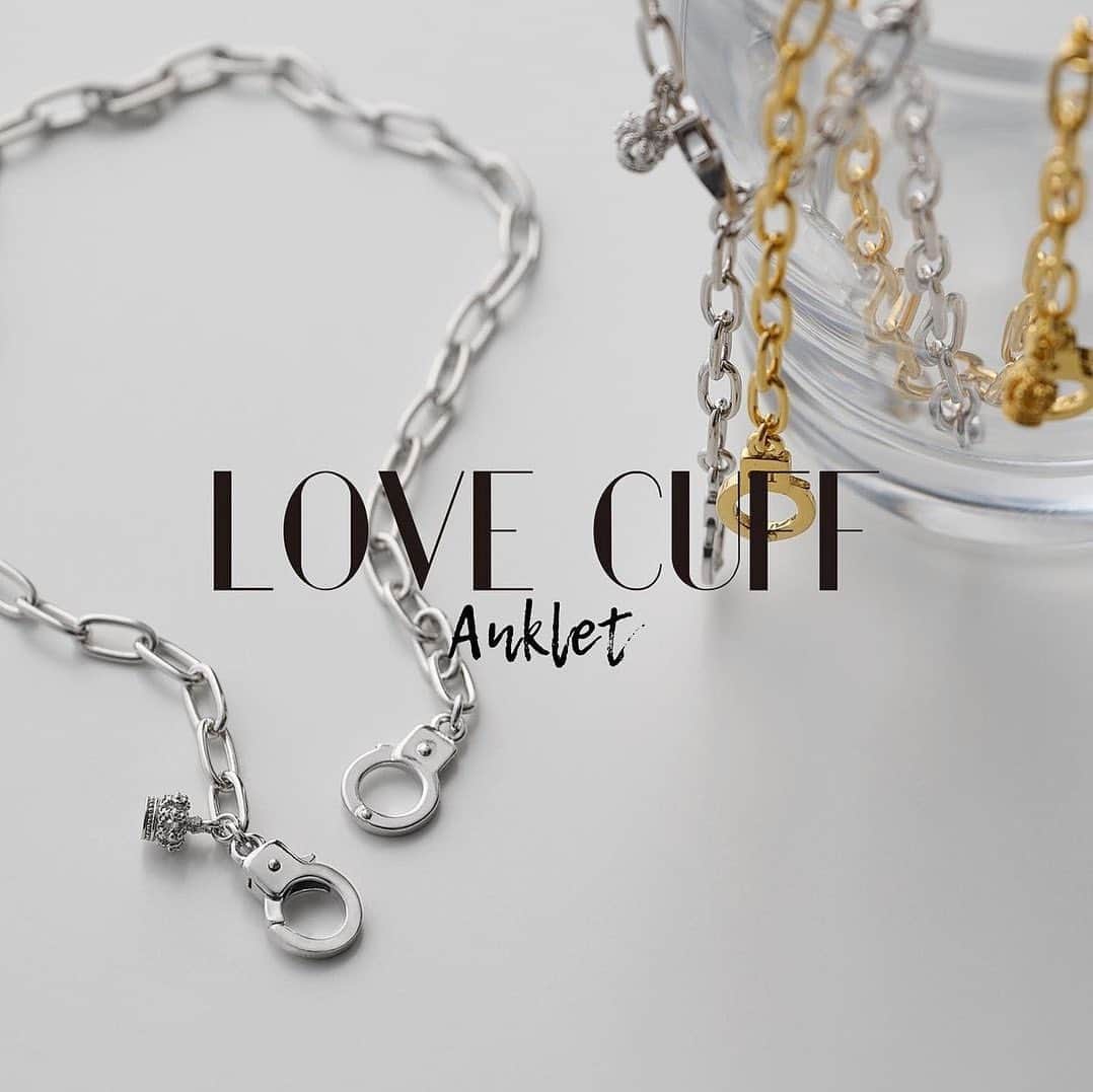 ジャスティンデイビスのインスタグラム：「⠀ LOVE CUFF Anklet  カプセルコレクション “LOVE CUFF”アンクレット が全国直営店、公式オンラインストアにて6月23日(金)より発売開始。  ボリューミーなチェーンを繋ぐハンドカフモチーフはラブカフと呼び、愛や絆をホールドする意味を持つ。 アイコンのクラウンチャームがさりげない輝きをプラス、足元にアクセントを効かせてくれます。  <取扱店舗＞ ラフォーレ原宿店  @justindavis_harajuku  阪急うめだ本店 @justindavis_umeda  名古屋パルコ店 @justindavis_nagoya  公式オンラインストア  詳しくは各店舗までお問合せください。  #justindavis #ジャスティンデイビス #anklet #アンクレット」
