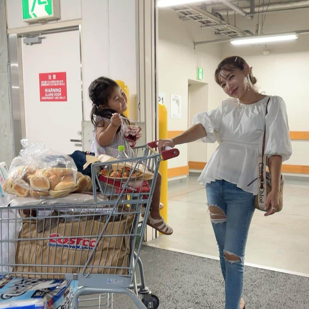 三浦あくりさんのインスタグラム写真 - (三浦あくりInstagram)「COSTCO DAY🤍 久しぶりにちびあくだけ連れてコストコへ♡（ミニアクはパパとお留守番🏠） . 中々ママ独占の時間がないから 久しぶりに妹のいないちびあくだけの時間はとっても楽しくて3歳半にもなるともうすっかりお姉さんで 「これ買う〜？」「いいね〜！！」 みたいな親友のような楽しい時間♡ 私の母と3人でワイワイお買い物dayでした😊🤍 . お気に入りのtopsを着て行ったよー！ 大好きな @akte_official  形が綺麗すぎて後ろはガッツリ空いてるけどいやらしくなくって カジュアルだけどセクシーに１枚でオシャレに着れる♡♡♡  . COSTCOはいつも大体買う物決まってて、おしり拭きおむつはマストで この日の戦利品は 最近お絵描きが大好きで 真っ白な紙に色んな絵を描く 娘にぴったりなプリンセスの画用紙！ 柄の違う表紙の画用紙が3個✖️2 6個setでした！ あとはプリンセスのペンもとっても可愛いのが売ってたよ！♡ #costoco  #コストコ購入品  #akte #アクテ」6月22日 17時50分 - akurimiura