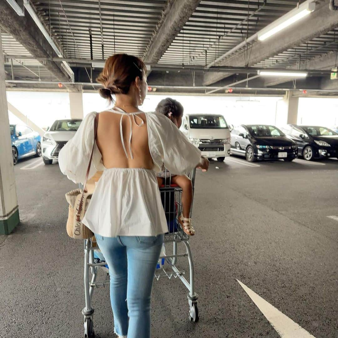 三浦あくりさんのインスタグラム写真 - (三浦あくりInstagram)「COSTCO DAY🤍 久しぶりにちびあくだけ連れてコストコへ♡（ミニアクはパパとお留守番🏠） . 中々ママ独占の時間がないから 久しぶりに妹のいないちびあくだけの時間はとっても楽しくて3歳半にもなるともうすっかりお姉さんで 「これ買う〜？」「いいね〜！！」 みたいな親友のような楽しい時間♡ 私の母と3人でワイワイお買い物dayでした😊🤍 . お気に入りのtopsを着て行ったよー！ 大好きな @akte_official  形が綺麗すぎて後ろはガッツリ空いてるけどいやらしくなくって カジュアルだけどセクシーに１枚でオシャレに着れる♡♡♡  . COSTCOはいつも大体買う物決まってて、おしり拭きおむつはマストで この日の戦利品は 最近お絵描きが大好きで 真っ白な紙に色んな絵を描く 娘にぴったりなプリンセスの画用紙！ 柄の違う表紙の画用紙が3個✖️2 6個setでした！ あとはプリンセスのペンもとっても可愛いのが売ってたよ！♡ #costoco  #コストコ購入品  #akte #アクテ」6月22日 17時50分 - akurimiura