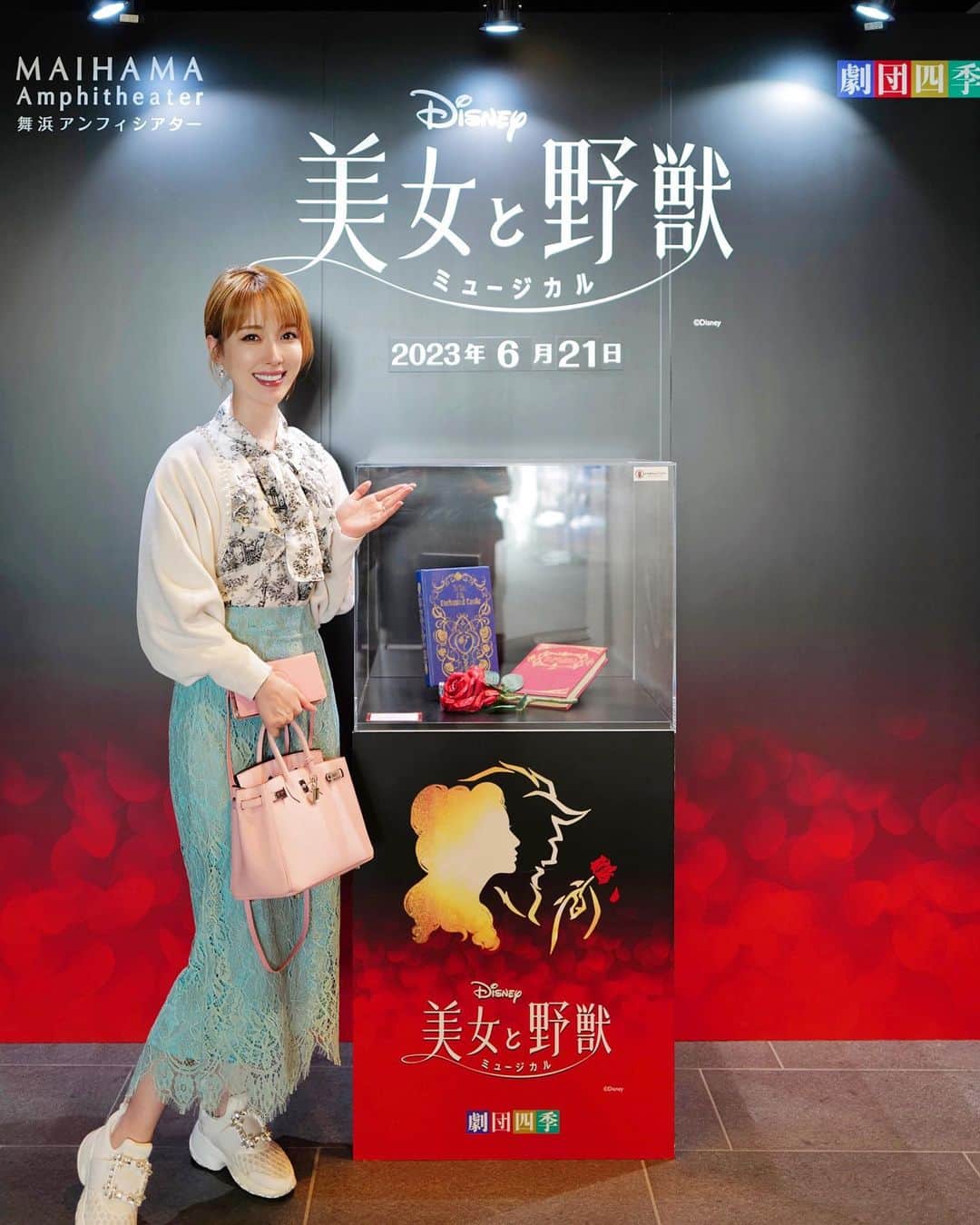 瀬戸早妃のインスタグラム：「6月21日、誕生日を迎えました🎂✨  お祝いメッセージをお寄せくださった皆様、本当にどうもありがとうございました💌  いくつになってもうれしいものですね〜💕  なんと誕生日は、 劇団四季のミュージカル『美女と野獣🥀』がサプライズプレゼントでした❣️🎫  どこに行くのか分からない中で到着したのが大好きな舞浜だったので、それだけでも嬉しかったのですが…想像のはるか上のお祝いに感激してしまいました❣️🥰  観劇中は、平田愛咲ちゃん(@aigasaku )のベルが最高に可愛くて泣いて笑って大忙し🧡 素敵な作品でした☺️✨ 誕生日に観に来られて本当に嬉しかったです🍰🫖  健康第一で明るく楽しい1年になりますように🫶 これからもどうぞよろしくお願いします✨  #誕生日 #mybirthday #美女と野獣 #beautyandthebeast #平田愛咲 ちゃん #劇団四季 #ミュージカル #プレゼント」