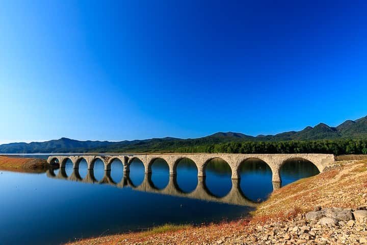 Relux | リラックスさんのインスタグラム写真 - (Relux | リラックスInstagram)「行ってみたいと思った方はコメントに「🧸」をお願いします✨  本日は、旧国鉄士幌線のアーチ橋であるタウシュベツ川橋梁の写真をご紹介。 ダム湖の水位によって見え方の変わる、自然美を感じる旅に出ませんか⛰  --------------------------------------------- 📍タウシュベツ橋梁 所在地：北海道河東郡上士幌町ぬかびら源泉郷 📷@matsu1.matsu1 ---------------------------------------------  素敵な旅行の様子を #relux_travel で投稿✈️ このアカウントで紹介させて頂くことがあります。  #観光 #観光地 #絶景 #絶景スポット #北海道 #上士幌町 #北海道観光スポット #北海道旅行 #国内旅行 #旅行好きな人と繋がりたい #タウシュベツ川橋梁 #アーチ橋 #relux_北海道 #hokkaido #japantrip #japantravel #japan」6月22日 18時00分 - relux_jp