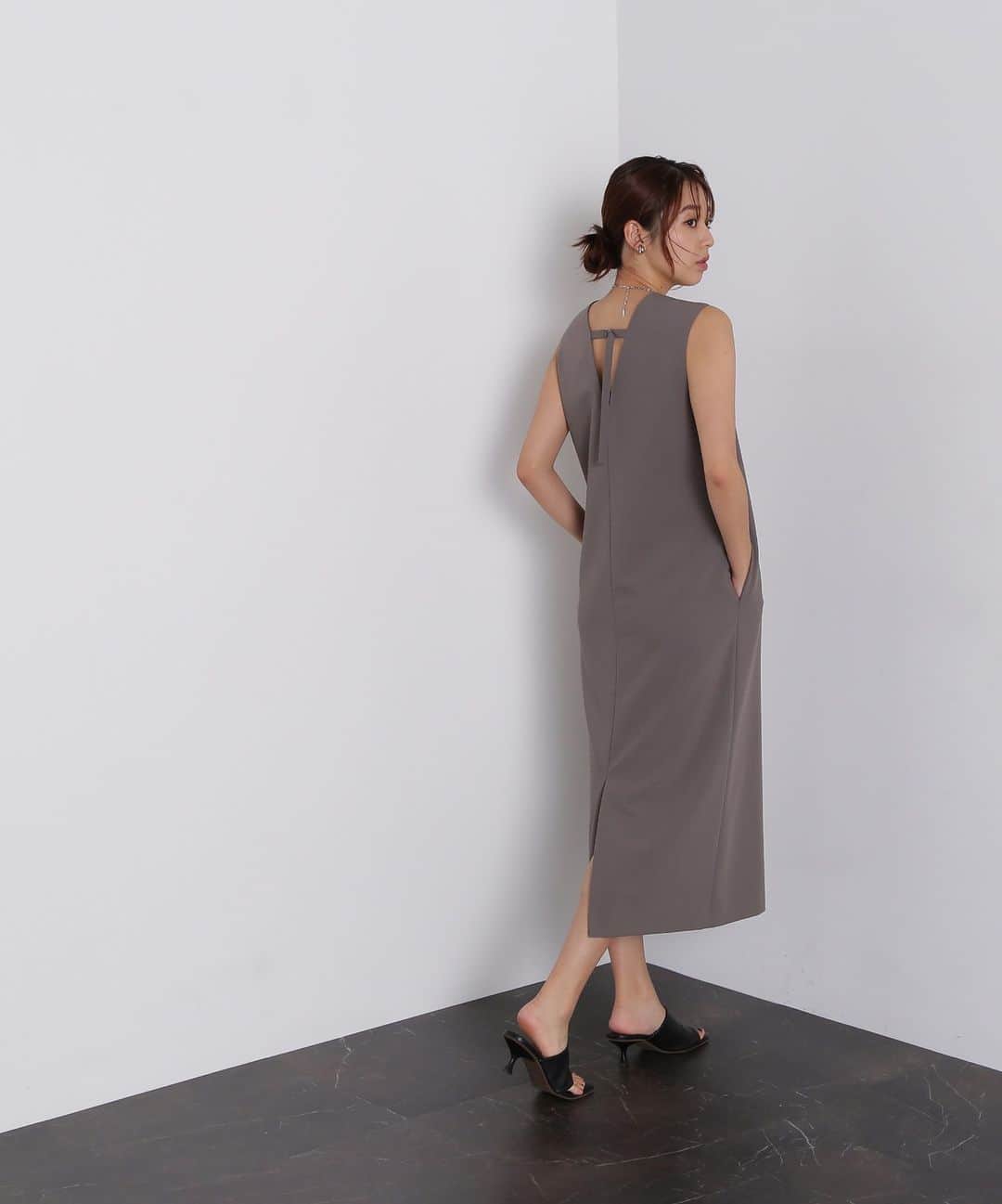 NATURAL BEAUTY BASICのインスタグラム：「2023 summer PRE ORDER.  ✔ニュアンスネックナロージャンスカ ¥10,890 tax in color:シティグレー/クロ size:M/PS #0173240710 7月中旬-下旬入荷予定  フロントはカーブラインでニュアンスのあるVネック、バックスタイルは対照的にシャープなVラインに、シルバーのDカンベルトディテールをポイントにいれた、シンプルながらこだわりのあるストレートシルエットのジャンスカ。 今の季節はキャミソールやベアトップあわせで、ノースリーブワンピースとして着ると、よりスタイリッシュで大人っぽくこなせます。 もちろん、Tシャツやコンパクトニット、タートルなどとレイヤードすれば、コーディネートの幅も広がりオールシーズン着ていただけます。  #ワンピース #ジャンスカ #Vネック #サマーコーデ #夏コーデ #夏 #お出かけコーデ #カジュアルコーデ  #オフィスコーデ #オフィスカジュアル #通勤コーデ #大人可愛い #カラーコーデ #着回しコーデ #きれいめカジュアル #大人カジュアル #ベーシックコーデ #ベーシック #ナチュラルコーデ #トレンドスタイル #シンプルコーデ #ナチュラルビューティーベーシック #naturalbeautybasic」