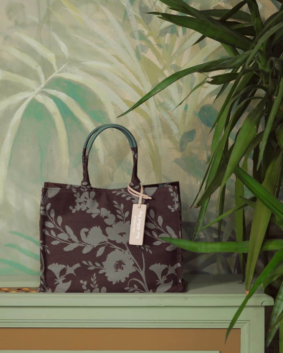 コチネレのインスタグラム：「Bag the look. This fall’s hottest bag is Never Without Bag flower jacquard.  #Coccinelle #FW23 #NeverWithoutBag」