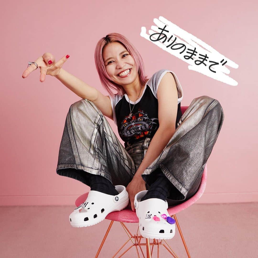 クロックス（crocs）さんのインスタグラム写真 - (クロックス（crocs）Instagram)「クロックスって子供の頃はシンプルで気軽に履けるサンダルってイメージだったけど、今はデザイン性も流行の最先端を走っているし、色んなジビッツ™️チャームで個性も出せるから、ファッションの大切なアクセントになっているよね！ 休日ラフに過ごしたい時や、気合いを入れてファッションを楽しみたい時もクロックスをフレアパンツやルーズソックスなどで足元にためて履くのが、お気に入り💜  私たち、KAHOAIRIのモットーは美容師とフィットネス事業を通して、誰もが快適に過ごせる社会にすること。YouTubeの視聴者を招いたヘアイメージチェンジ企画では、人目を気にせず自分らしくなりたい人達の一歩踏み出す瞬間をサポートしながら、一人一人の内側にも向き合って寄り添うことを意識しています🤝  -ヘアスタイリスト KAHOAIRI-   #クロックス #クラシッククロッグ  #crocs #classicclog #ComeAsYouAre」6月22日 18時00分 - crocsjp