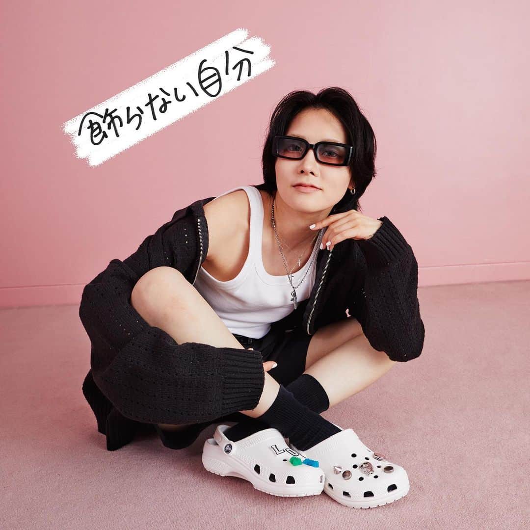 クロックス（crocs）さんのインスタグラム写真 - (クロックス（crocs）Instagram)「クロックスって子供の頃はシンプルで気軽に履けるサンダルってイメージだったけど、今はデザイン性も流行の最先端を走っているし、色んなジビッツ™️チャームで個性も出せるから、ファッションの大切なアクセントになっているよね！ 休日ラフに過ごしたい時や、気合いを入れてファッションを楽しみたい時もクロックスをフレアパンツやルーズソックスなどで足元にためて履くのが、お気に入り💜  私たち、KAHOAIRIのモットーは美容師とフィットネス事業を通して、誰もが快適に過ごせる社会にすること。YouTubeの視聴者を招いたヘアイメージチェンジ企画では、人目を気にせず自分らしくなりたい人達の一歩踏み出す瞬間をサポートしながら、一人一人の内側にも向き合って寄り添うことを意識しています🤝  -ヘアスタイリスト KAHOAIRI-   #クロックス #クラシッククロッグ  #crocs #classicclog #ComeAsYouAre」6月22日 18時00分 - crocsjp