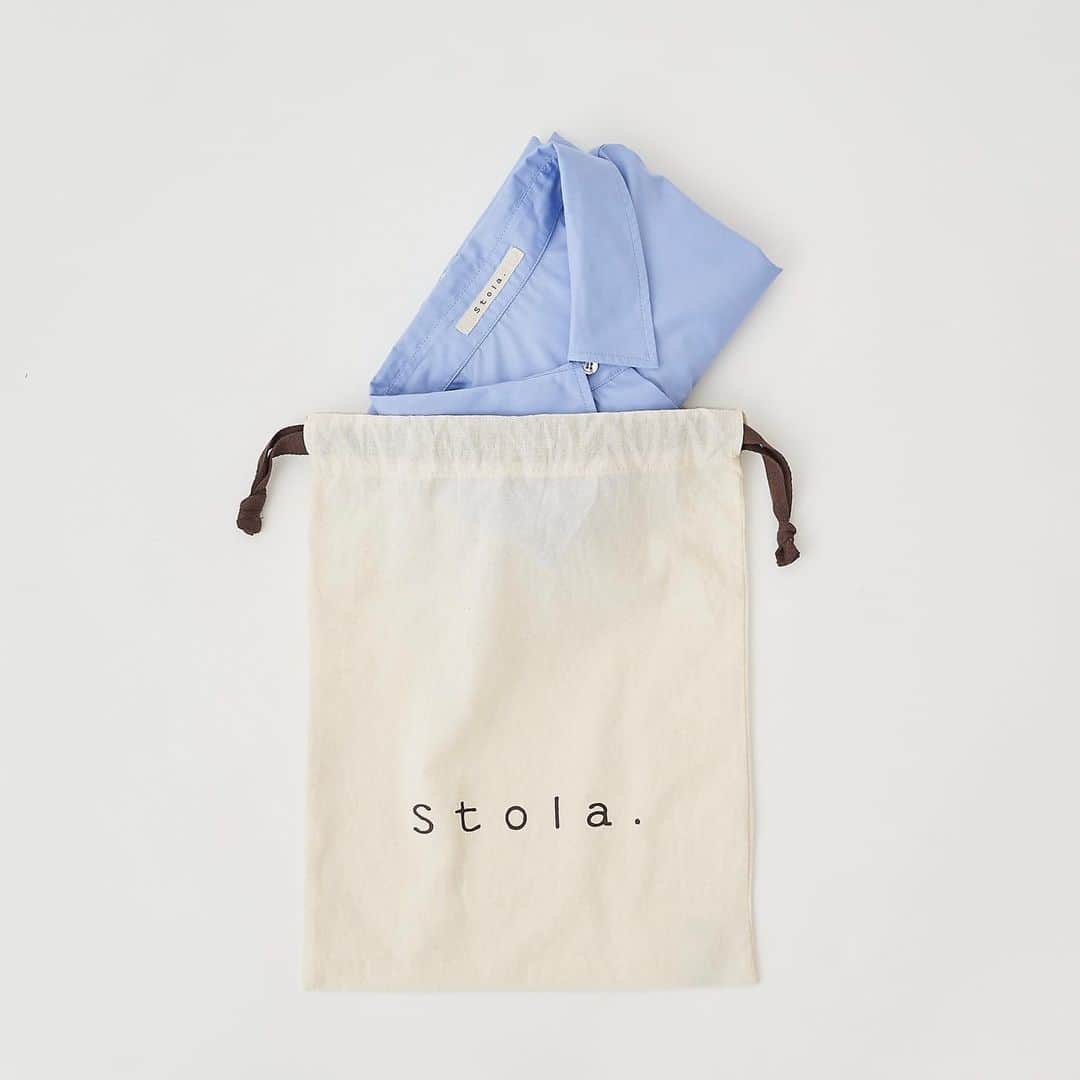 Stola. official accountさんのインスタグラム写真 - (Stola. official accountInstagram)「Stola.のギフトバッグが登場。その後も使える便利な巾着タイプです。 トップスが入るサイズと、厚みのあるバッグもすっぽり入る2種類をご用意しました💐  店頭、オンラインサイトどちらでもお選びいただけます。 ギフトの際にチェック☺︎  #Stola.#ストラ#ギフト#プレゼント」6月22日 18時00分 - stola.jp