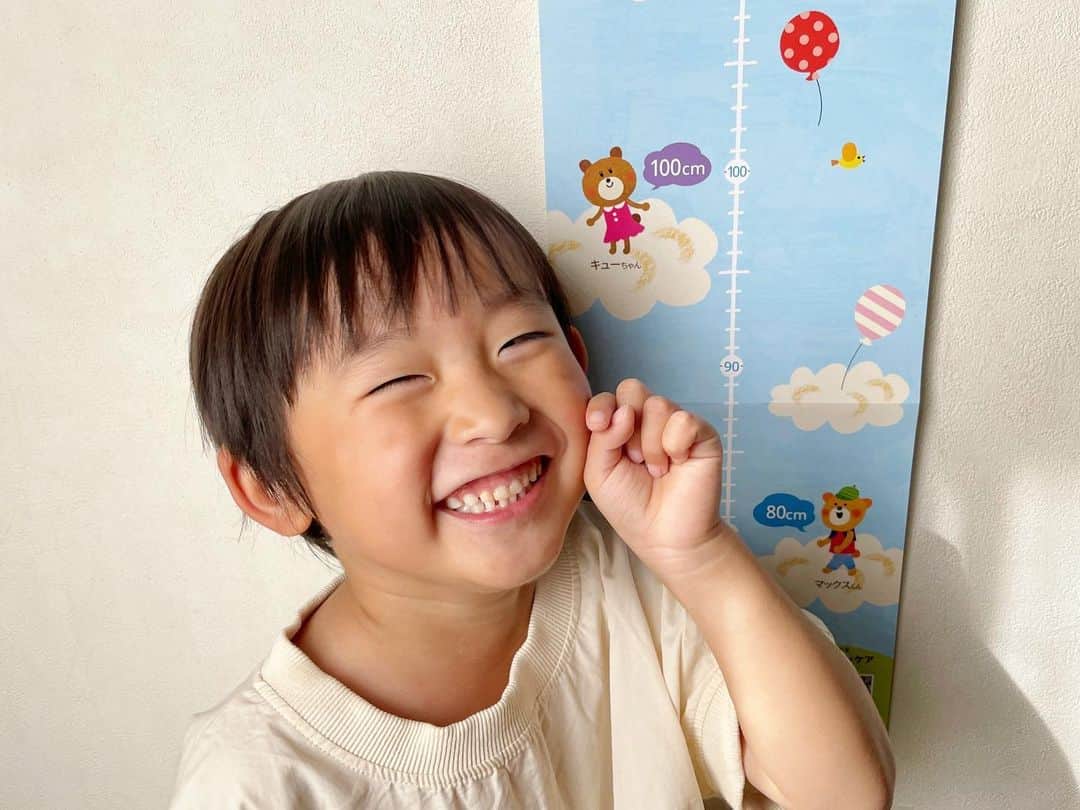 のインスタグラム：「最近 また少し身長が伸びたかな☺️🫶🏻🌈  4月の幼稚園の身体測定では103cmに❣️ 去年より7cm 伸びてました📝  でも、月齢の平均を見てみると…実はちょっぴり小さめさん😌🌿  子どもの身長には個人差があって、みんな“その子なり” の成長をするものだけど、 100人に2〜3人は成長障害(低身長)に該当する事もあるみたい💡  だから、定期的に子どもの背を測り、成長曲線をつけるのって とっても大切なんだって❣️  赤ちゃんの時は、成長曲線をちゃんとつけてたけど、最近は 全然やってなかったので…😇 私も しっかり記録していこうと思います🔥  ノボ ノルディスク ファーマが運営する疾患啓発サイトnordicare.jpの『はかろう！つけよう！キャンペーン』では、身長測定ポスターや 解説パンフレットなどを無料で 提供しているので ぜひ ✔︎してみてね📢  『すくすく成長曲線』のアプリでも、簡単に記録できて オススメだよ🤳✨  https://www.nordicare.jp/child-record.html  #子どもの成長 #成長曲線 #低身長 #成長記録 #背が低い」
