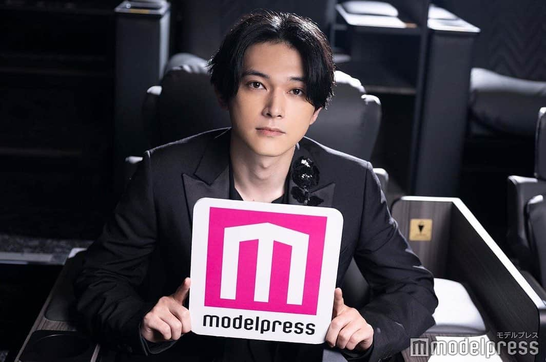 modelpressのインスタグラム：「⁡ 【吉沢亮さんインタビュー写真公開🥰】 ⁡ 吉沢亮さんインタビュー時の撮り下ろしショットを公開！ 皆さんはどの吉沢さんが好きですか？ 是非コメントしてみてくださいね🔥 ⁡ 前回投稿では「#夢を叶える秘訣」をご紹介しました💭✨ ⁡立ち止まってしまった時に参考にしたい素敵な秘訣なので、まだの方はぜひご覧ください。 ⁡ 記事ではさらにたくさんの撮り下ろしショットを公開中☺️（ハイライトからチェックしてみてください！） ⁡ @modelpress #モデルプレス #吉沢亮」