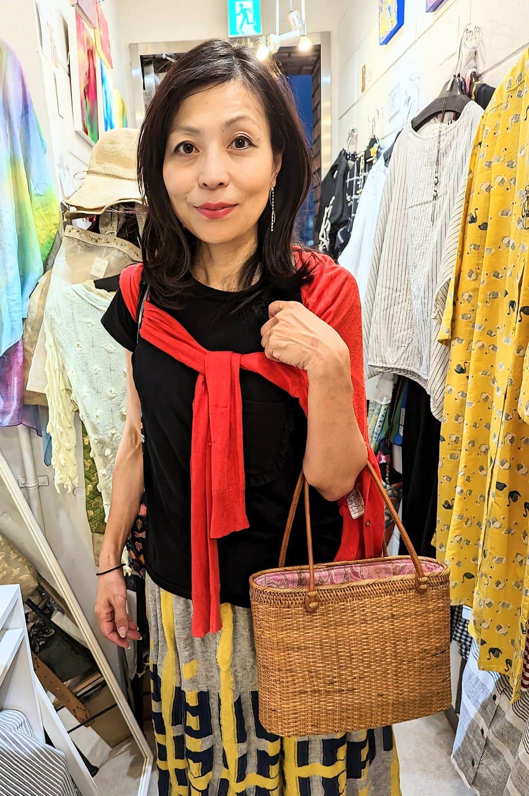 平井富子のインスタグラム：「美女登場〜  宮崎からアコさんかアンシャンテに、、  自然回帰の仕事をしていて、来る度に、私の自然回帰をして頂きます。不安定だった姿勢が良くなりました〜感謝！  先日、購入したイヤリングを着物と着用したら、評判が良かったとか。嬉しい〜  ピンクの花とパールのイヤリングを気に入って頂きました。そのまま着用。お似合いです～  宮崎で梅仕事もしていて、梅干しをお土産に頂きました。ありがとうございます♥  また、遊びに来て下さい～」
