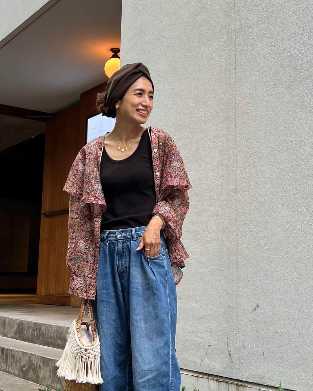 のインスタグラム：「大好きなラッフルシャツ♡  大人なフリル感と、なかなかない花柄、 程よい透け感。 満点なシャツ！😍👏  ワンピース合わせも可愛いので是非webも チェックしてみてください🤤  この日はデザイナーさんとまゆみさんとの打ち合わせ。 からの4枚目🤣👏  まさかの合わせ方まで双子で、会った瞬間大笑い😂！！ ということで（？）デニム合わせもすこぶるオススメです😘  今夜8時〜 新作どどん！と8型発売です🌙 大好評のインド綿シリーズも要check😍 . . . . . . .  #sandlessmoon #サンドレスムーン #大人ボヘミアン#ボヘミアン#大人カジュアル#カジュアルコーデ#ボヘミアンコーデ#ボヘジョ#リゾートコーデ#大人カジュアル#アラフォーコーデ#ママコーデ#シャツ#シャツコーデ#デニムコーデ」