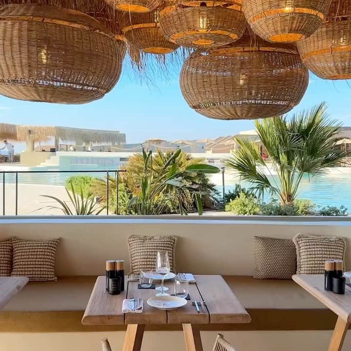 My Interiorのインスタグラム：「Just New @beefbar_official is in Santorini Greece 🇬🇷 @beefbar_santorini Amazing new restaurant by @the_beefboy in gorgeous @andronis_arcadia ☀️ 🇬🇷」